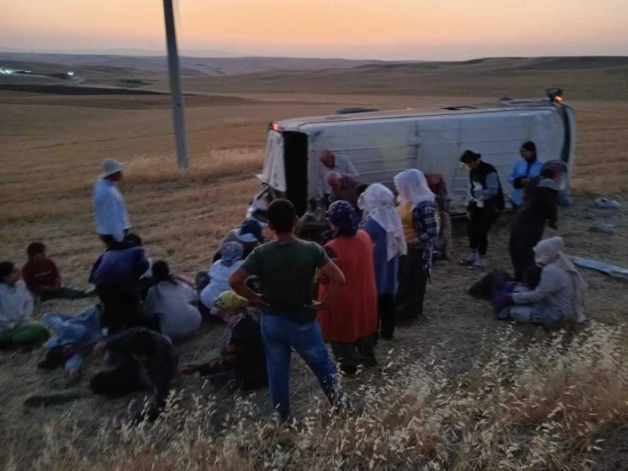 Bismilde Tarim Iscilerini Tasiyan Minibus Devrildi 2Si Agir 17 Yarali 2