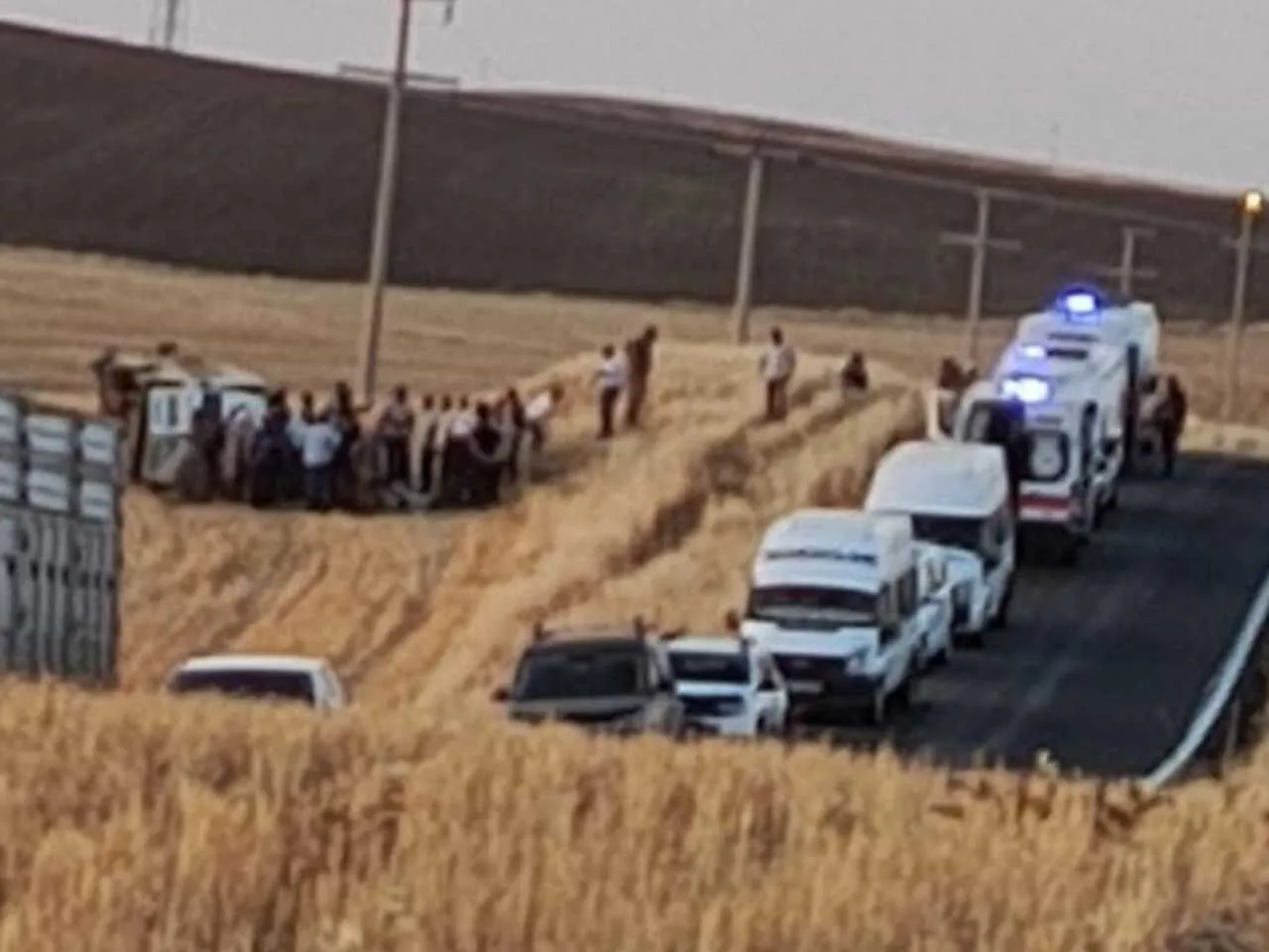 Bismilde Tarim Iscilerini Tasiyan Minibus Devrildi 2Si Agir 17 Yarali 3