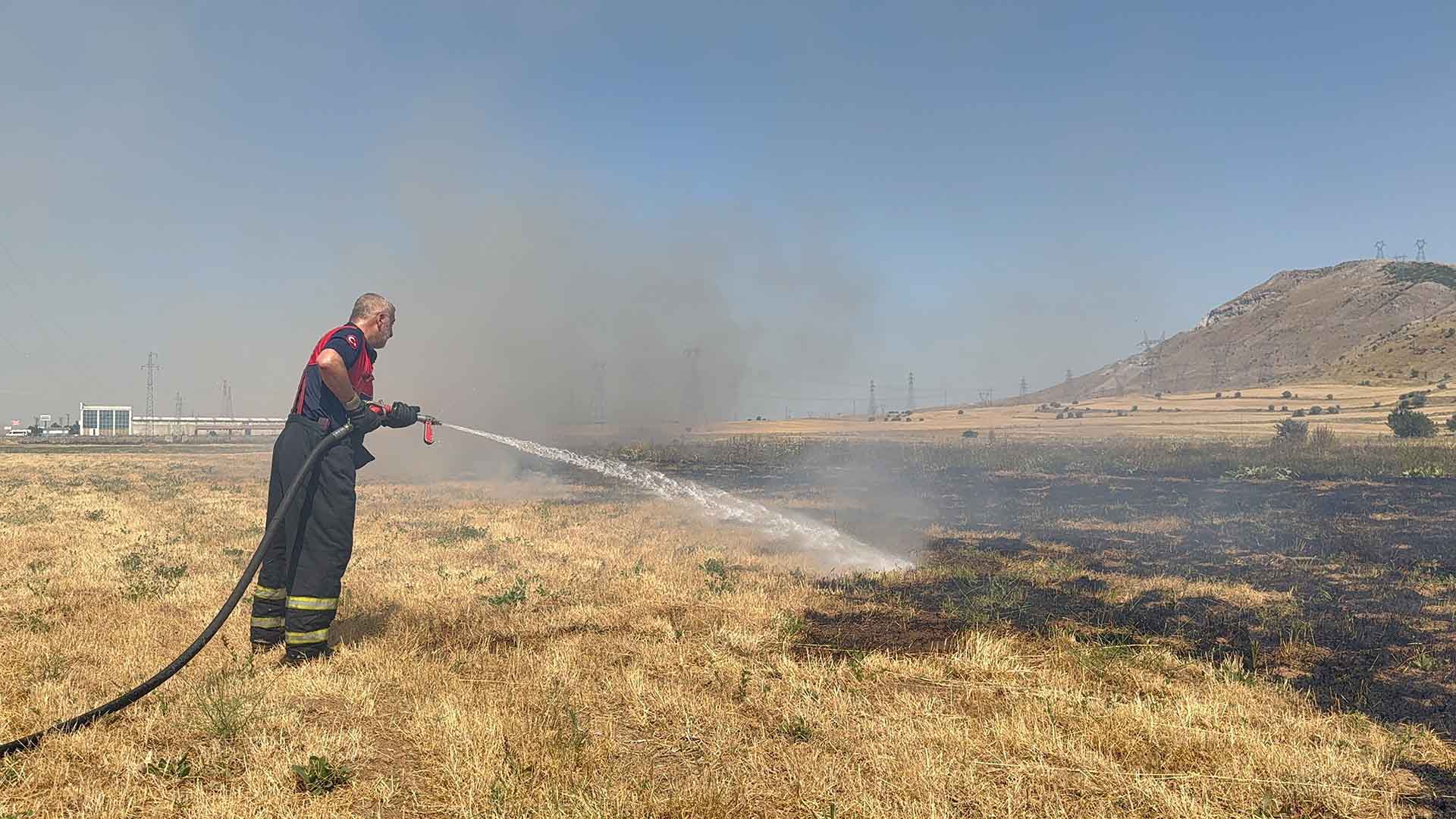 Bitlis'te 60 Dönümlük Alan Yangında Kül Oldu 1