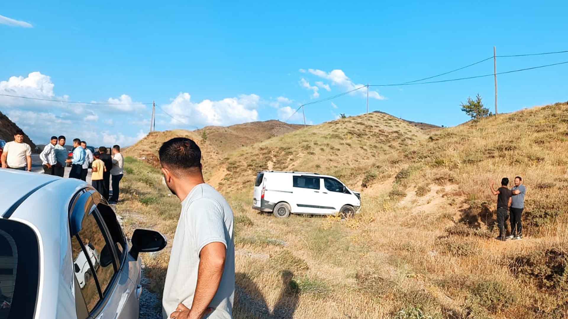 Bitlis’te İki Araç Çarpıştı, Araçlar Yoldan Çıktı, 2 Kişi Yaralandı