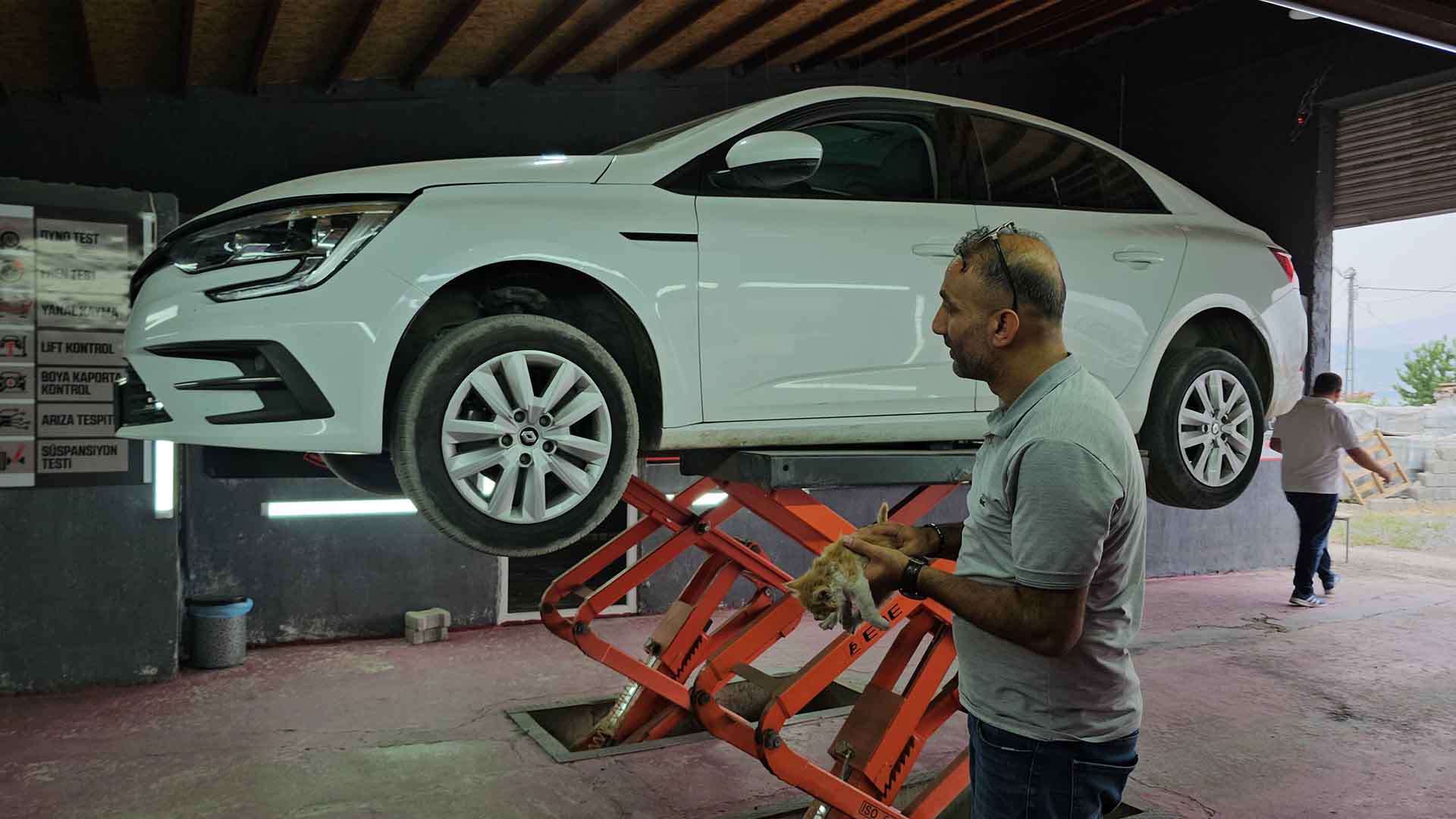 Bitlis'te Motor Bölmesine Saklanan Yavru Kedi, Üç Şehir Gezip Annesine Kavuştu 5
