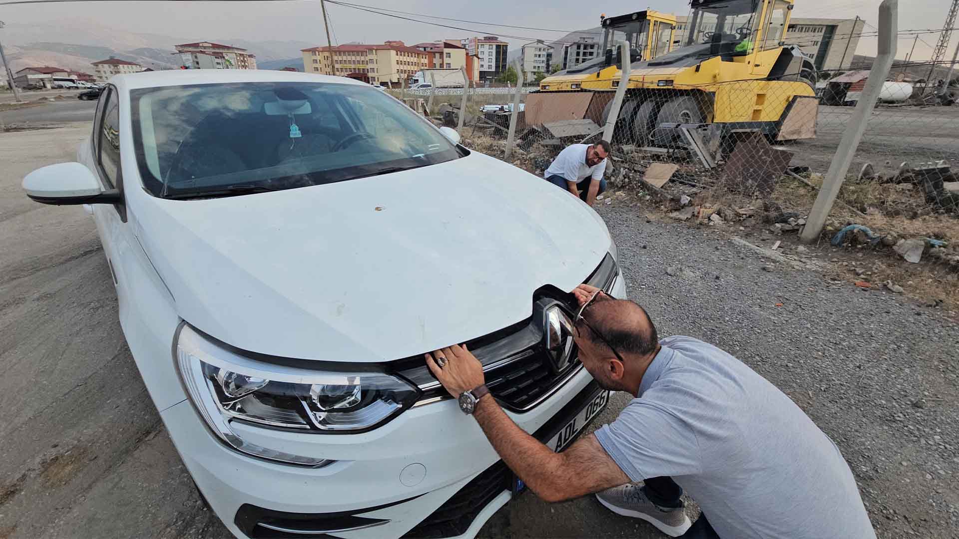 Bitlis'te Motor Bölmesine Saklanan Yavru Kedi, Üç Şehir Gezip Annesine Kavuştu