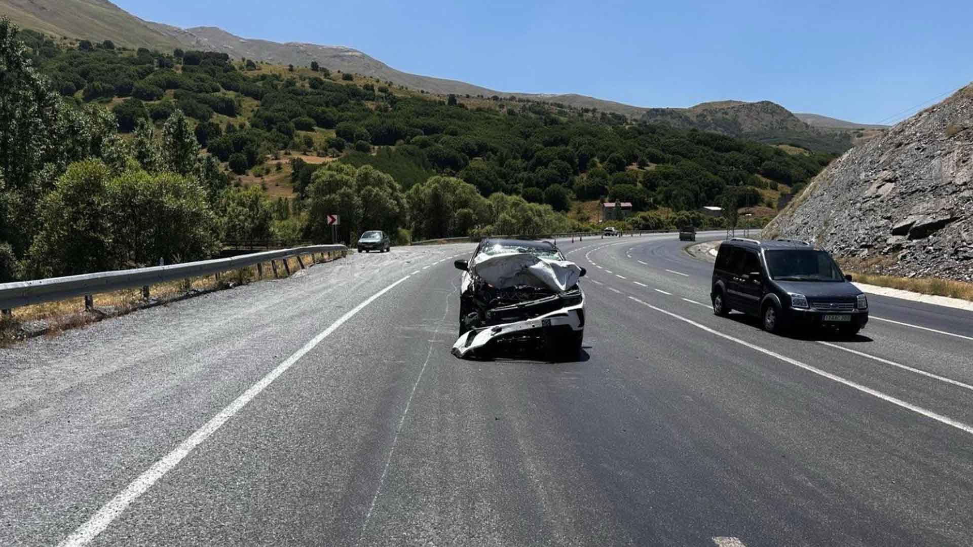 Bitlis'te Otomobil Tir'a Arkadan Çarptı, 5 Kişi Yaralandı 1