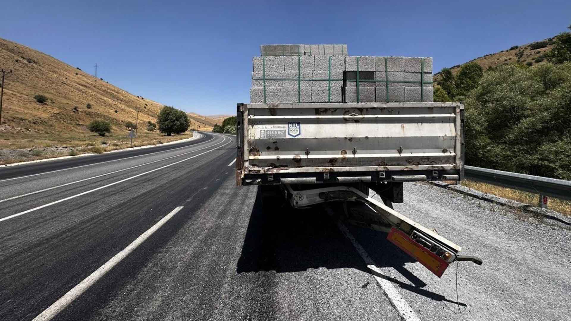 Bitlis'te Otomobil Tir'a Arkadan Çarptı, 5 Kişi Yaralandı 2
