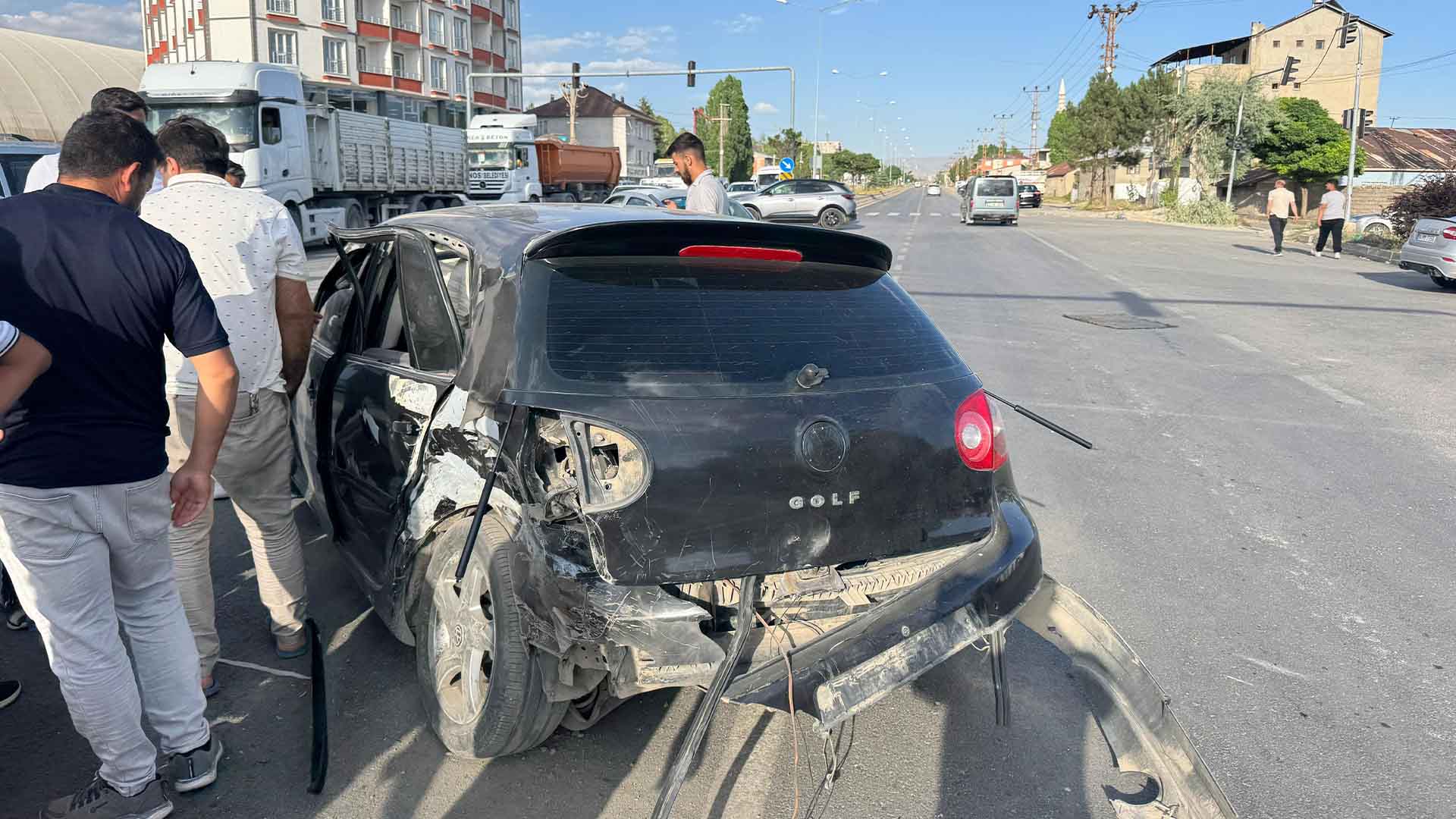 Dörtyol Kavşağı’nda İki Araç Çarpıştı, 3 Kişi Yaralandı 1