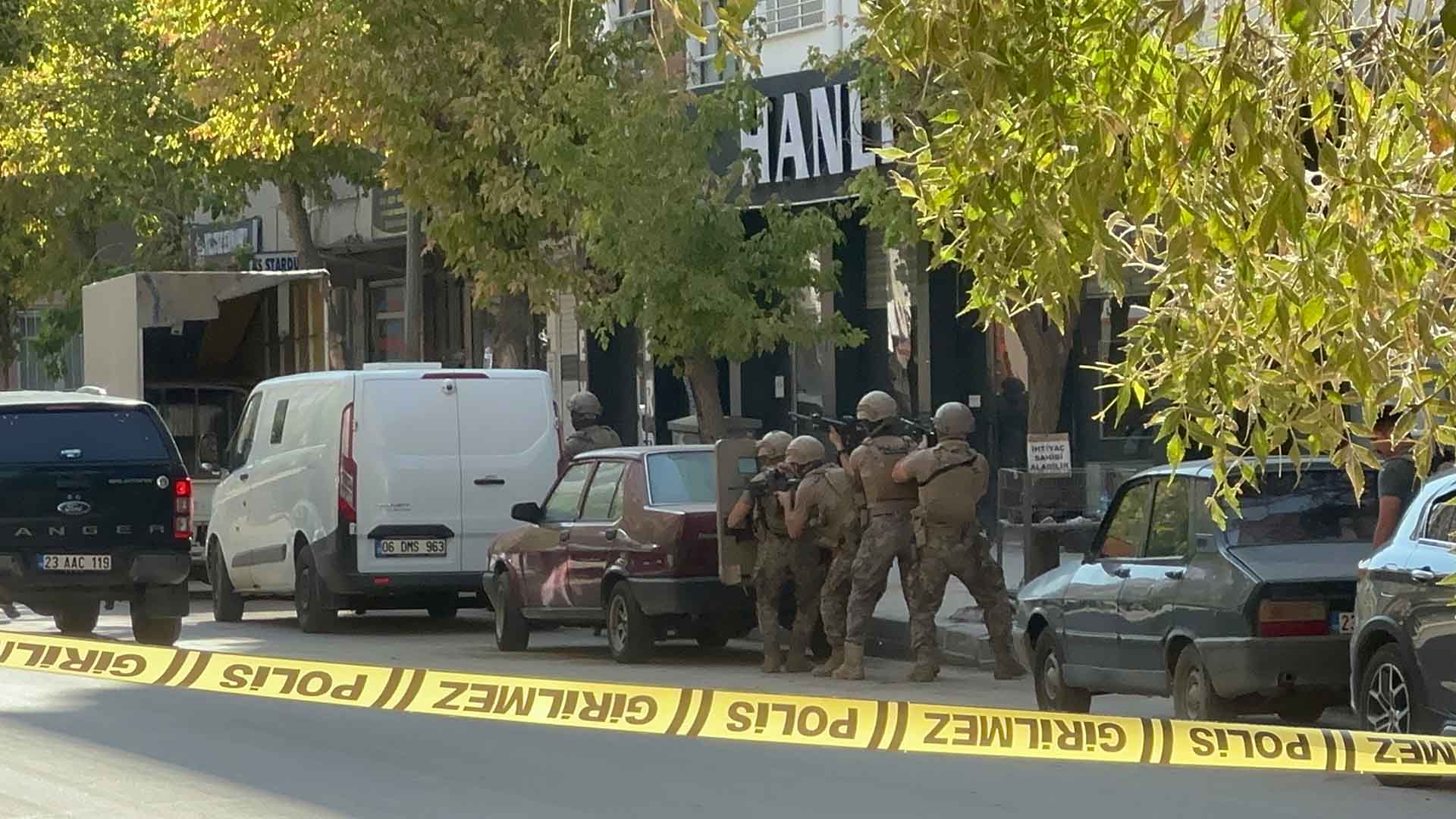 Elazığ'da Elindeki Silahla Rastgele Ateş Açtı, 1 Polis Yaralandı