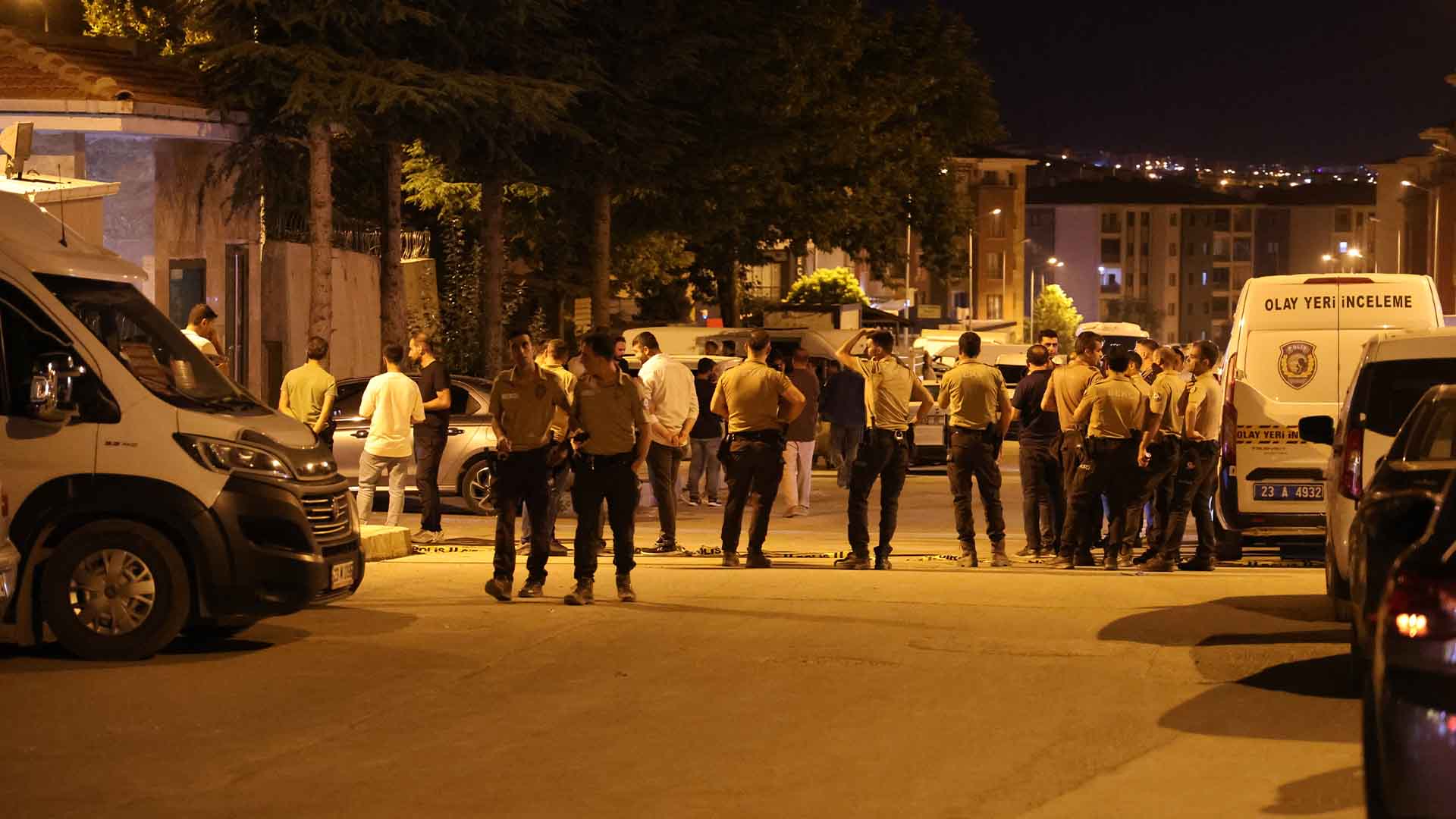 Karakol Önünde İki Aile Arasında Bıçaklı Kavga, 3 Yaralı 1