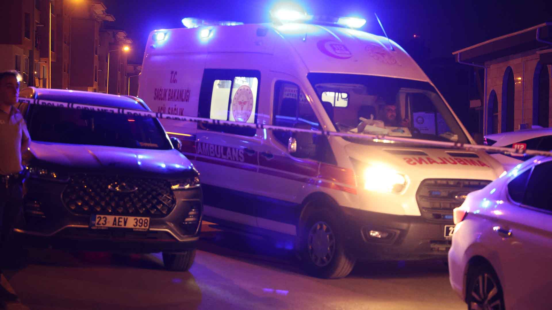 Karakol Önünde İki Aile Arasında Bıçaklı Kavga, 3 Yaralı