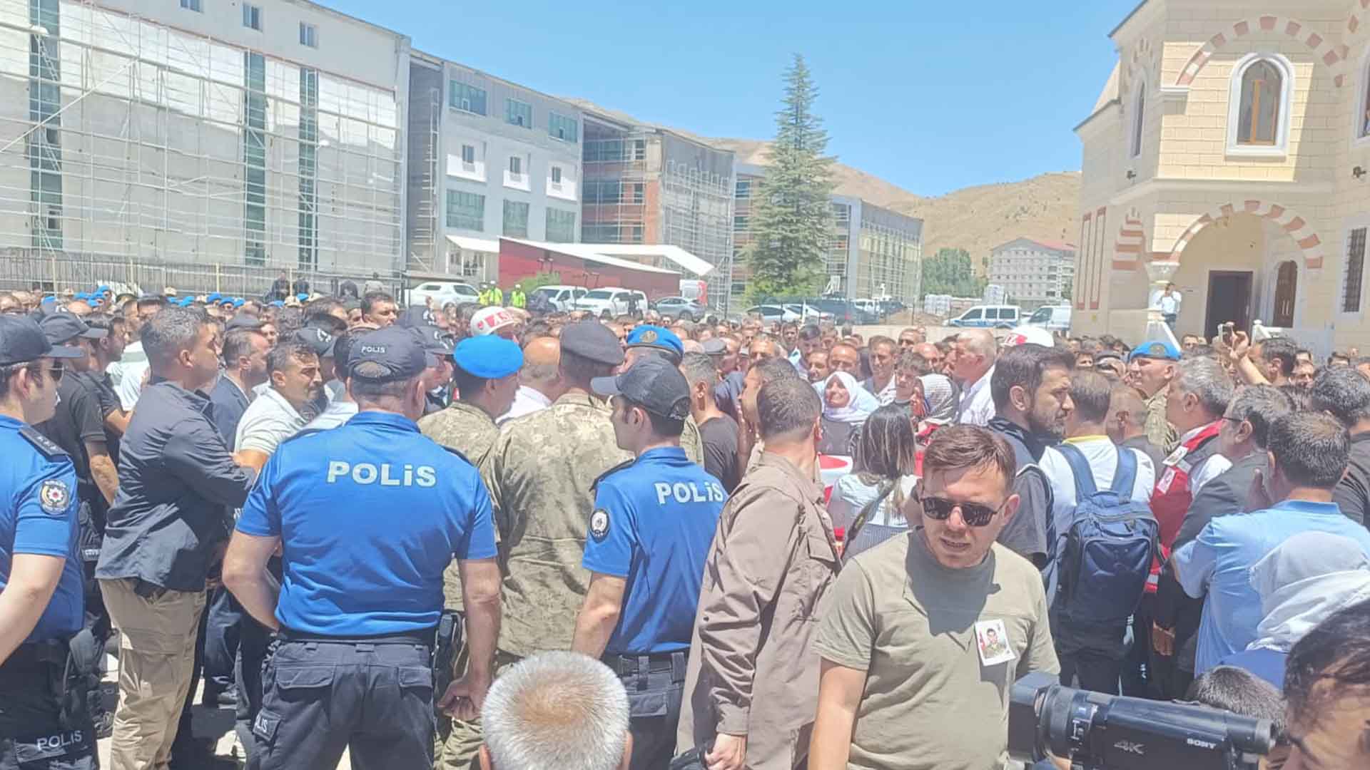 Şehit Celalettin Uyanık Son Yolculuğuna Uğurlanıyor 3