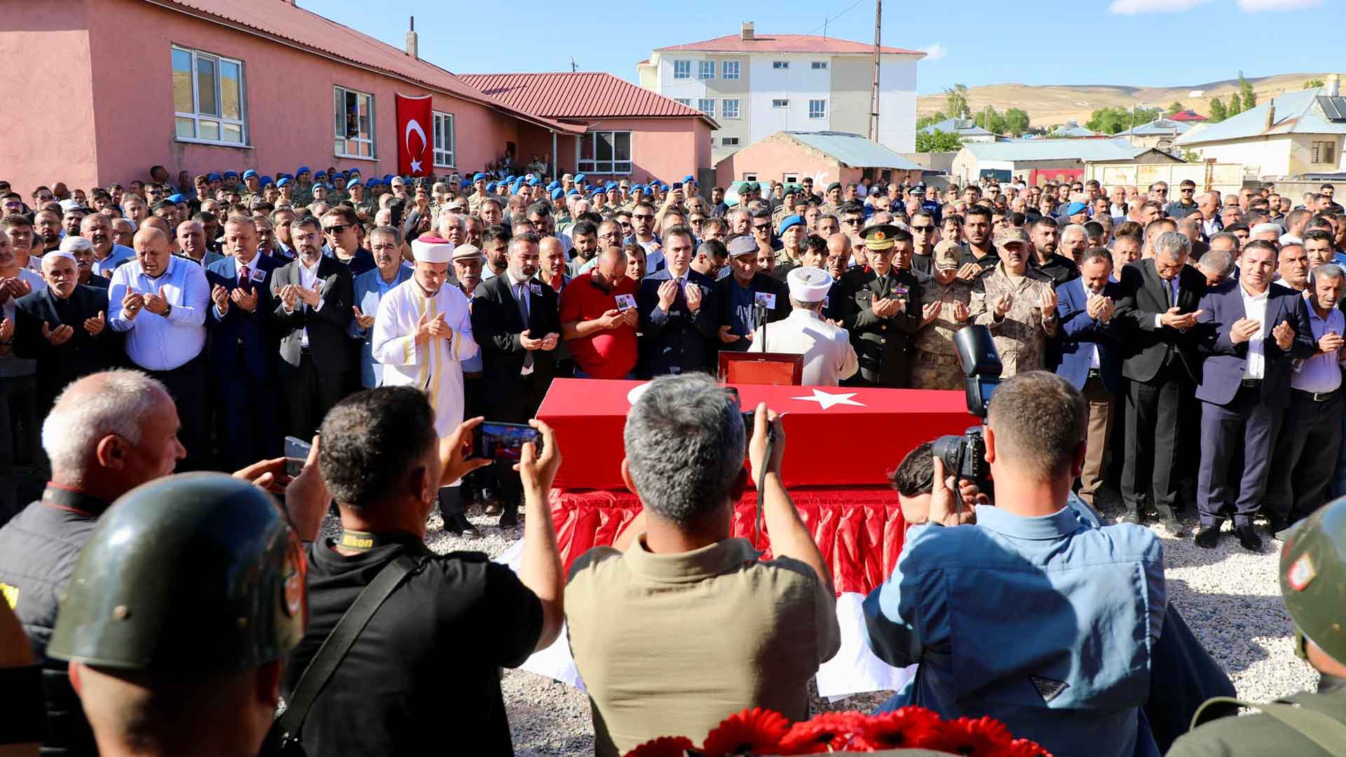 Şehit Mahsun Yeşiltaş Bitlis’te Son Yolculuğuna Uğurlandı 1