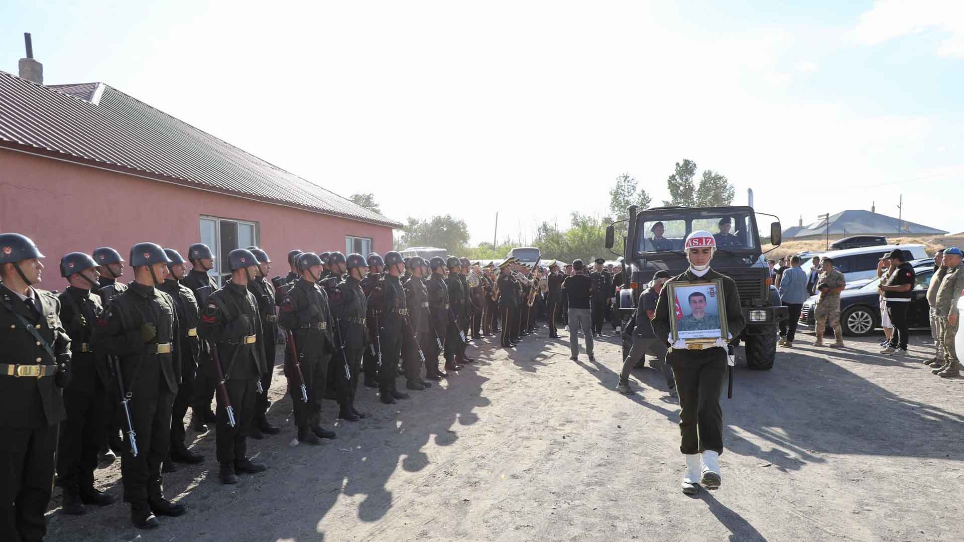 Şehit Mahsun Yeşiltaş Bitlis’te Son Yolculuğuna Uğurlandı 4