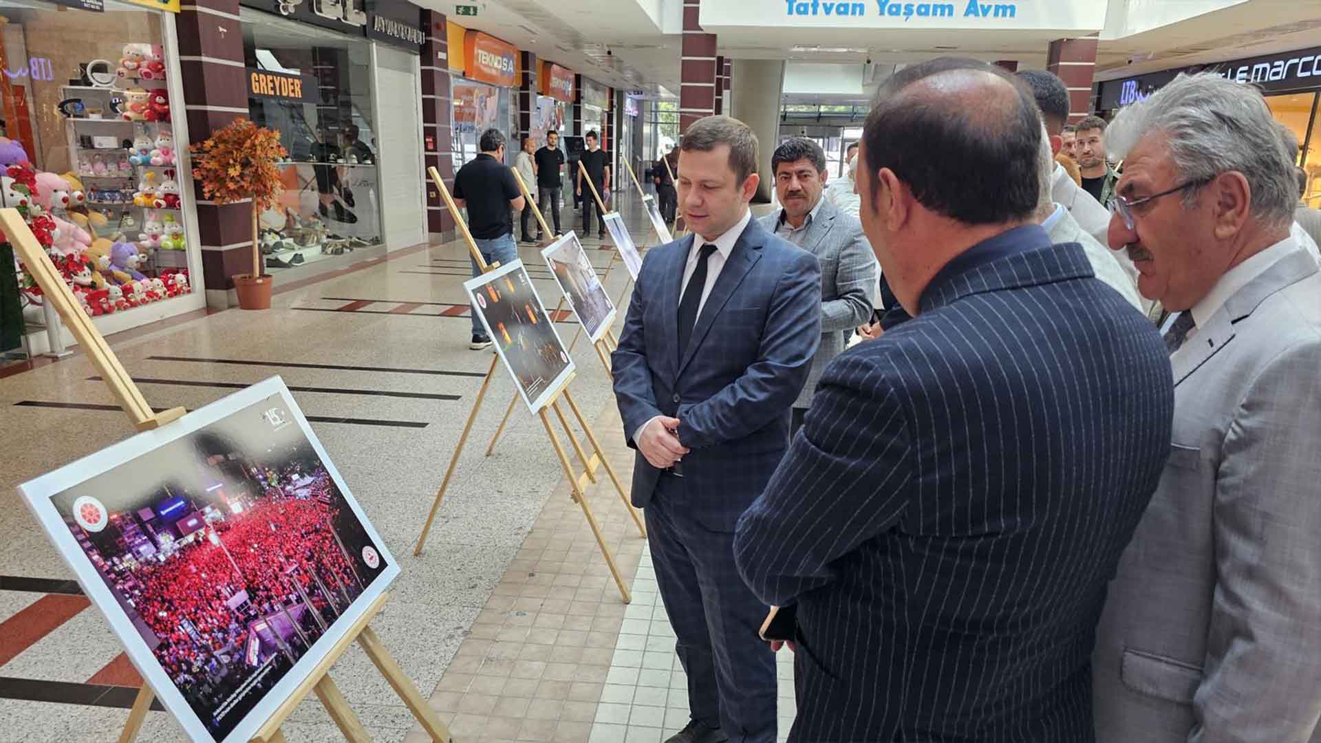 Tatvan Yaşam Avm'de 15 Temmuz Temalı Fotoğraf Sergisi Açıldı 1