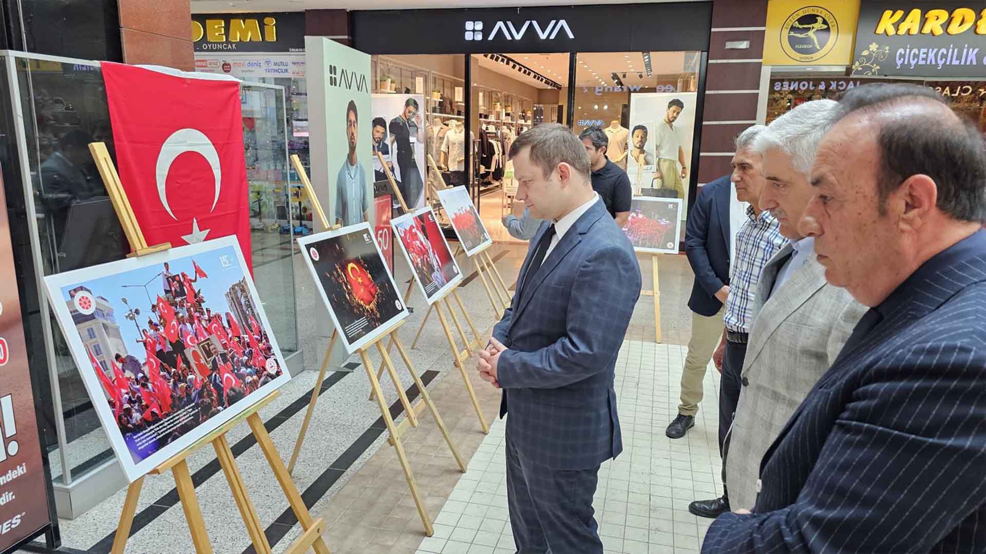 Tatvan Yaşam Avm'de 15 Temmuz Temalı Fotoğraf Sergisi Açıldı 2