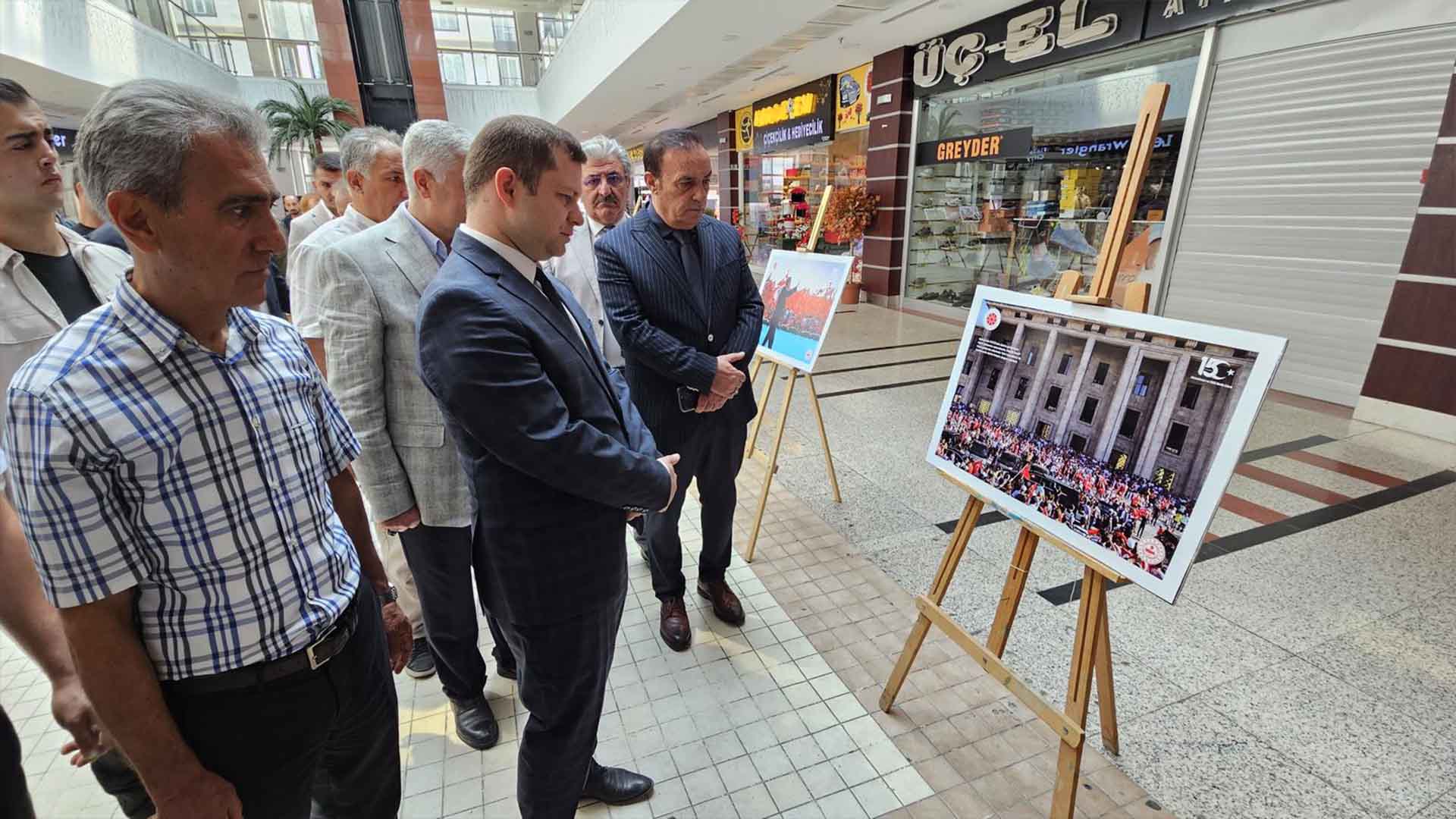 Tatvan Yaşam Avm'de 15 Temmuz Temalı Fotoğraf Sergisi Açıldı 3