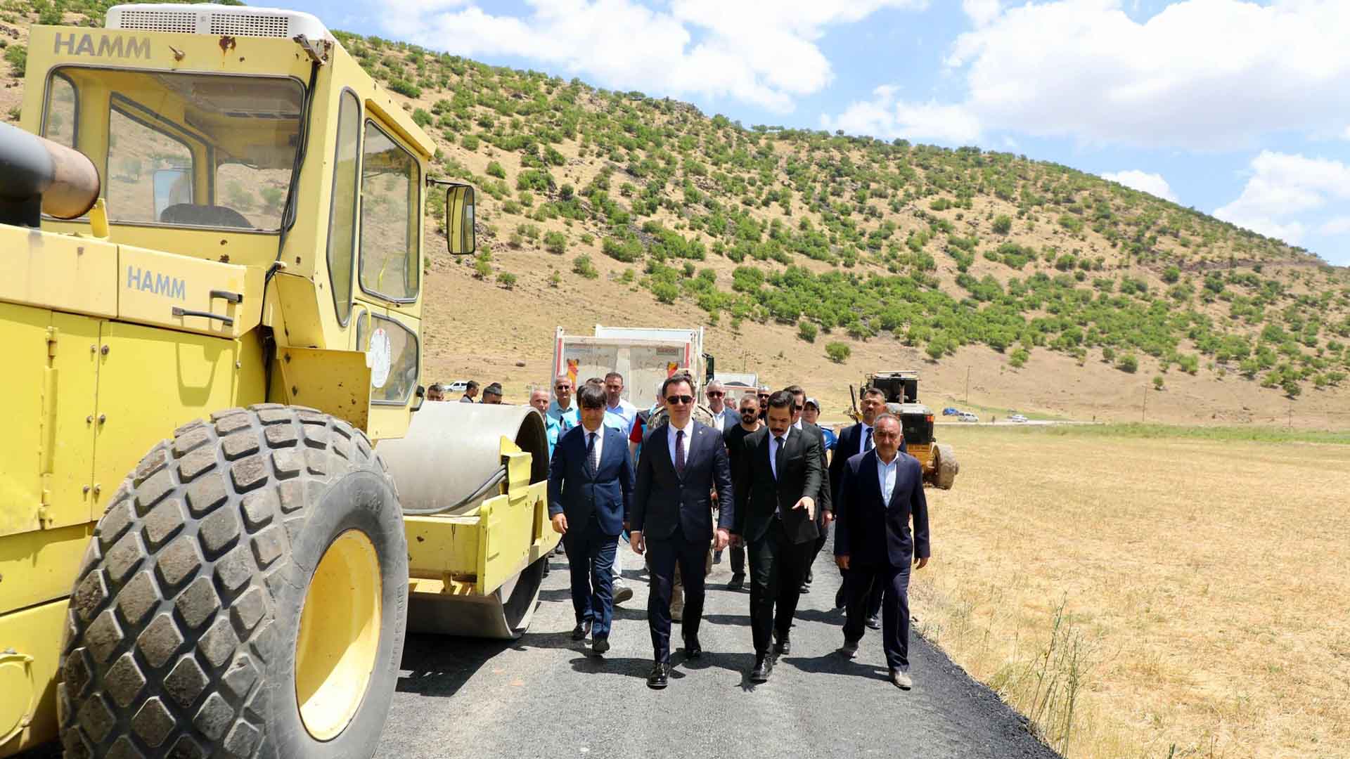 Vali Karakaya, Güroymak Sütderesi Köyü’ndeki Yol Çalışmalarını İnceledi 1