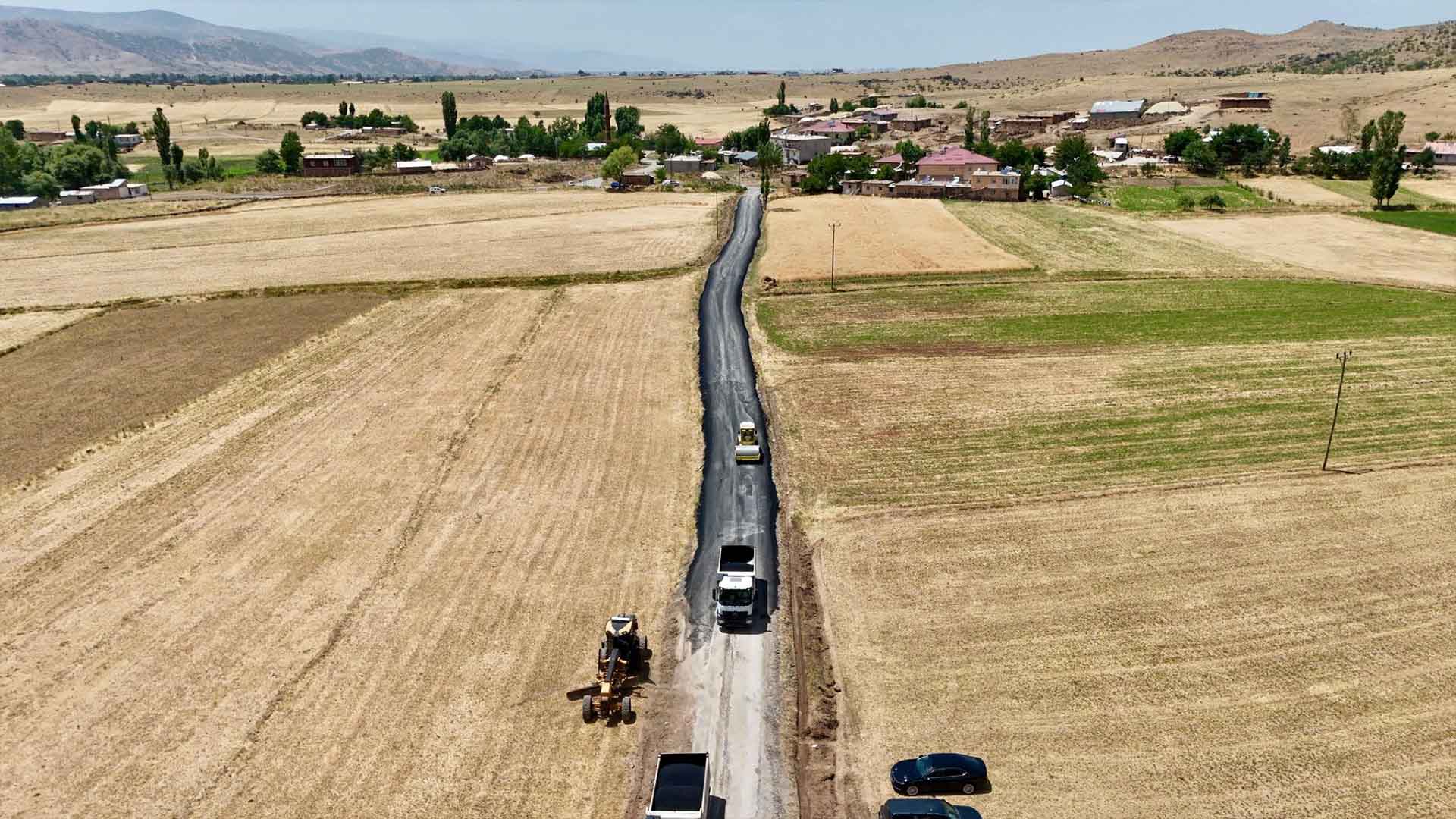 Vali Karakaya, Güroymak Sütderesi Köyü’ndeki Yol Çalışmalarını İnceledi 3