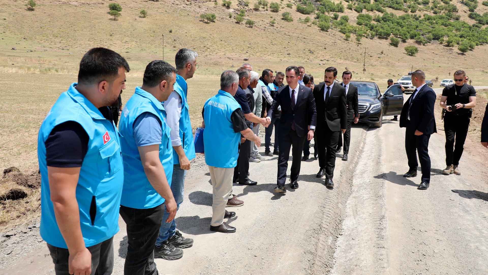Vali Karakaya, Güroymak Sütderesi Köyü’ndeki Yol Çalışmalarını İnceledi