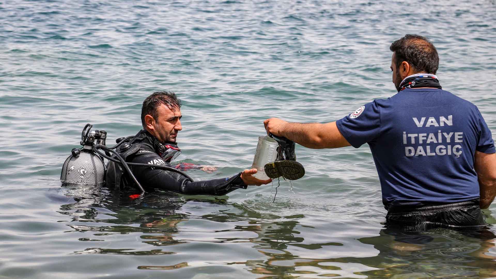Van Gölü’nün Dibinden Çıkan Atıklar Şaşkına Çevirdi 1