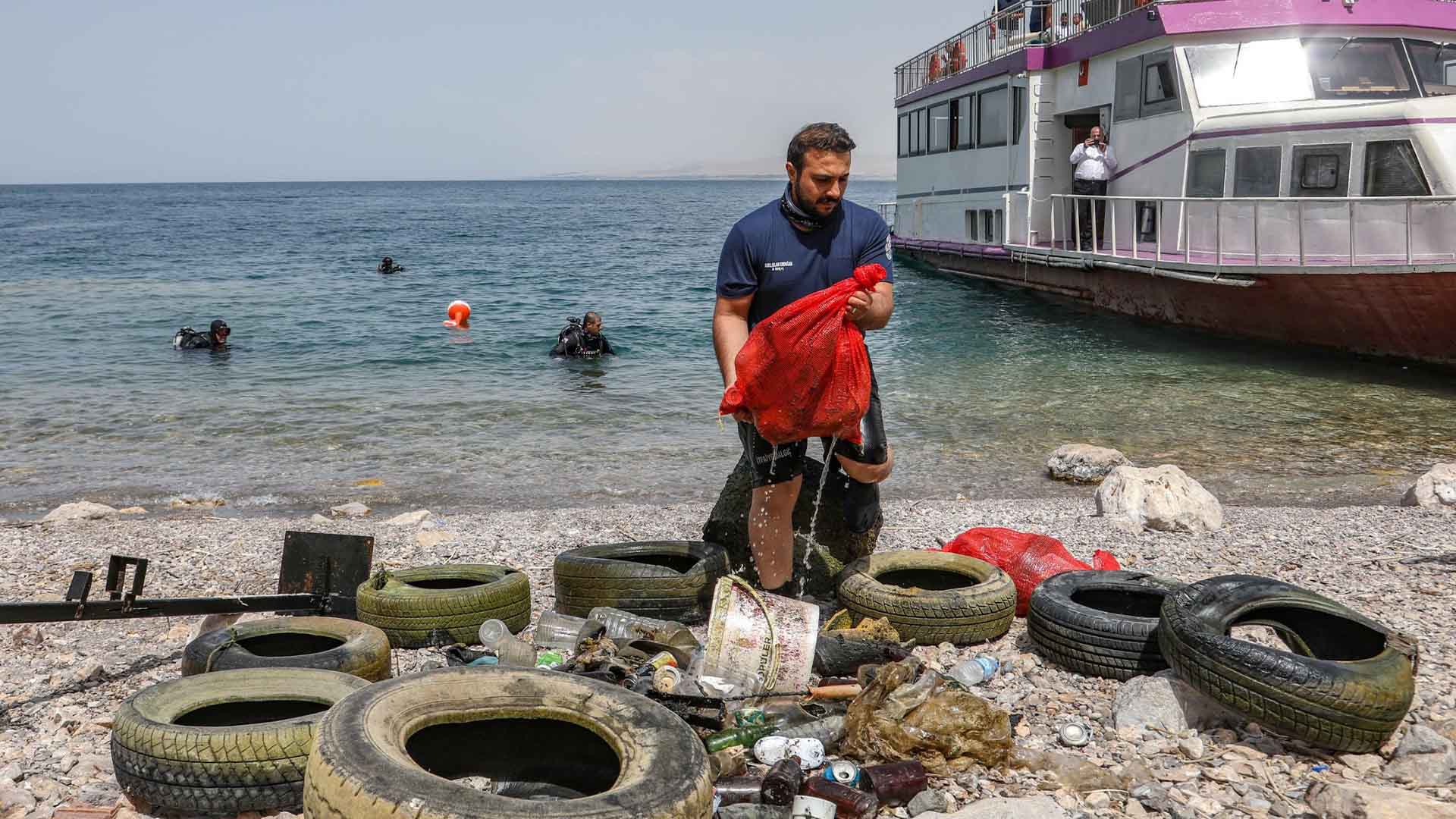 Van Gölü’nün Dibinden Çıkan Atıklar Şaşkına Çevirdi 2