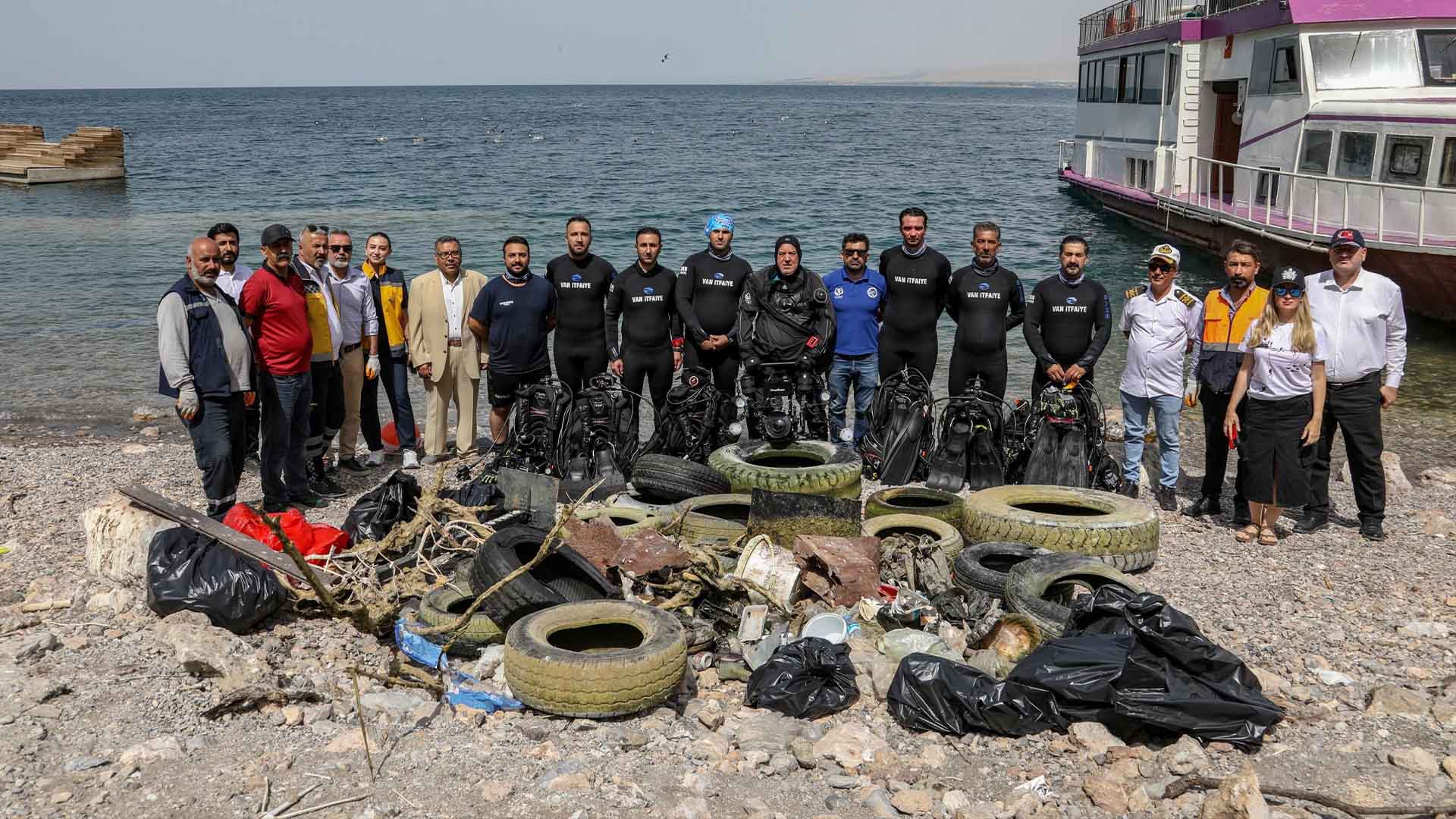 Van Gölü’nün Dibinden Çıkan Atıklar Şaşkına Çevirdi 4
