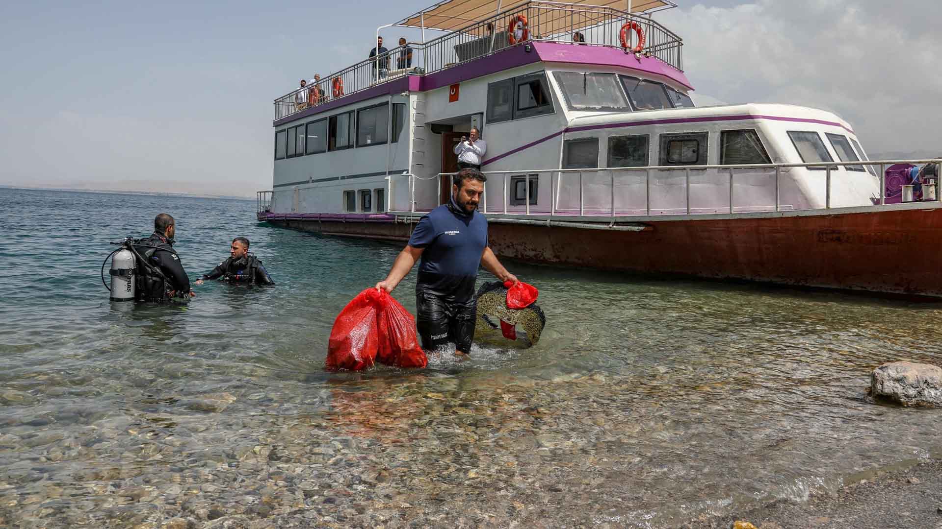 Van Gölü’nün Dibinden Çıkan Atıklar Şaşkına Çevirdi