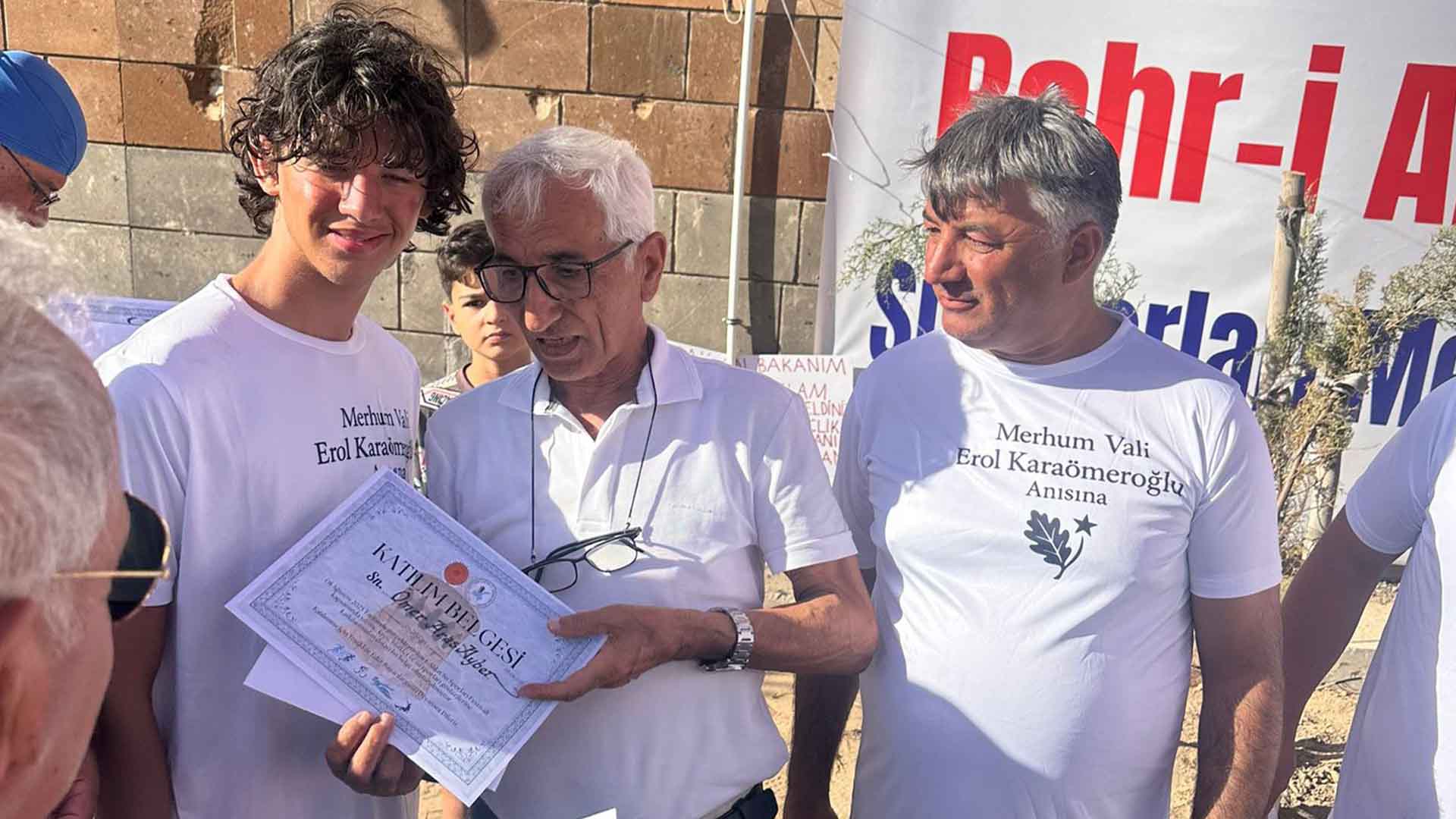 Ahlat’ta 15 Yaşındaki Yüzücü 3,5 Saatte Parkuru Tamamladı 1