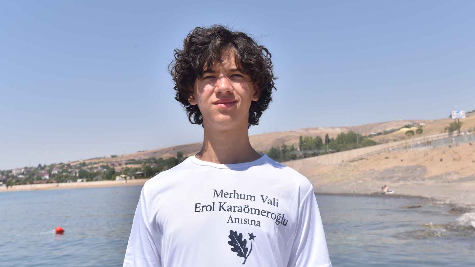 Ahlat’ta 15 Yaşındaki Yüzücü 3,5 Saatte Parkuru Tamamladı