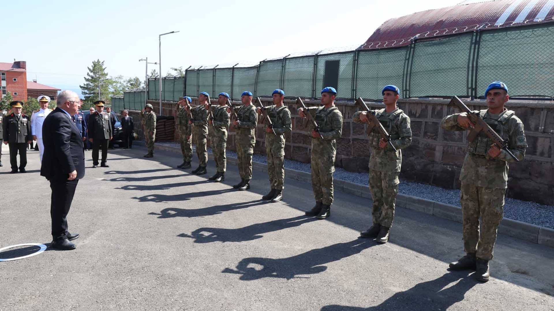 Bakan Güler, Ahlat Komando Tabur Komutanlığını Ziyaret Etti 1