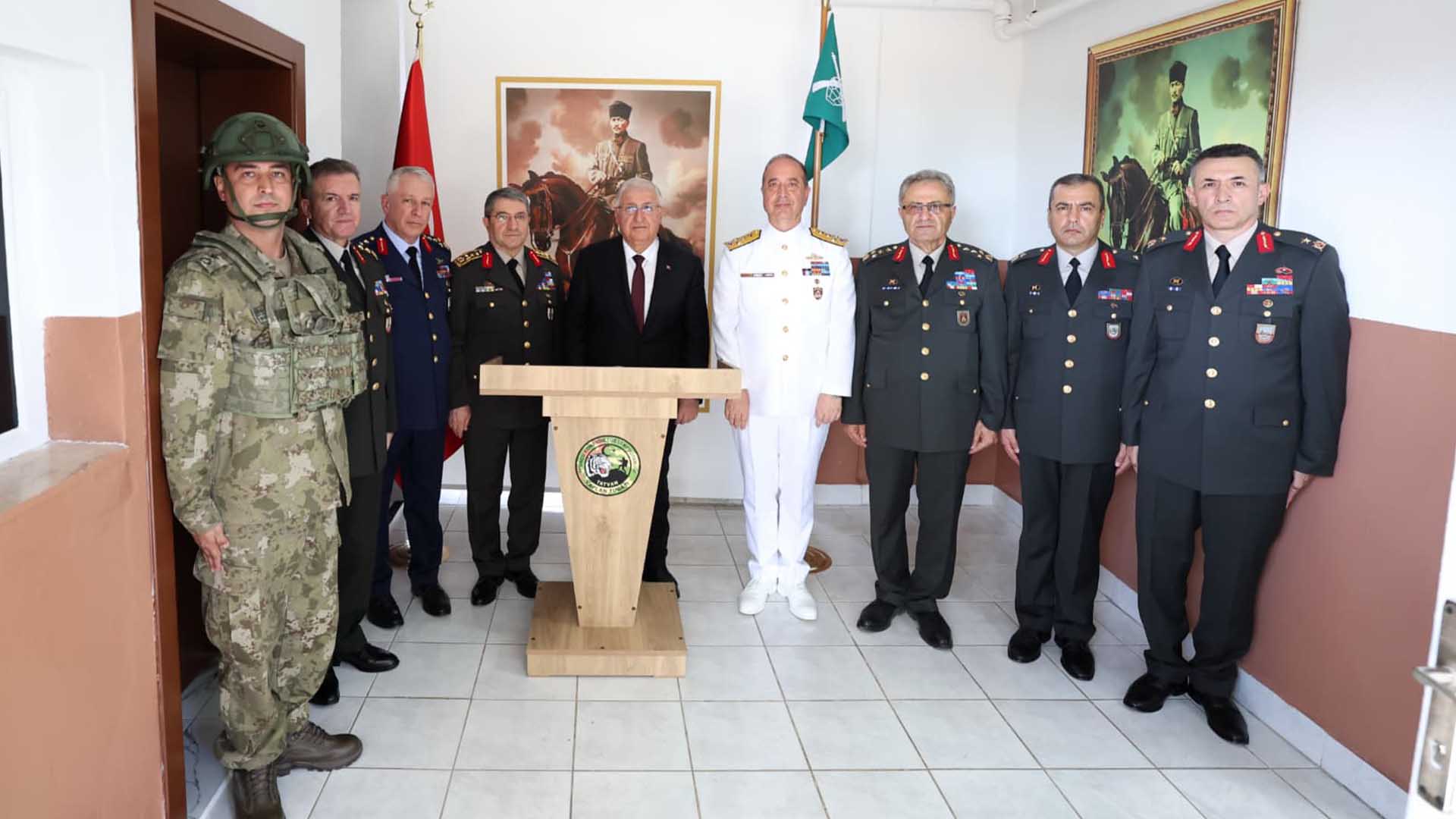 Bakan Güler, Ahlat Komando Tabur Komutanlığını Ziyaret Etti 2