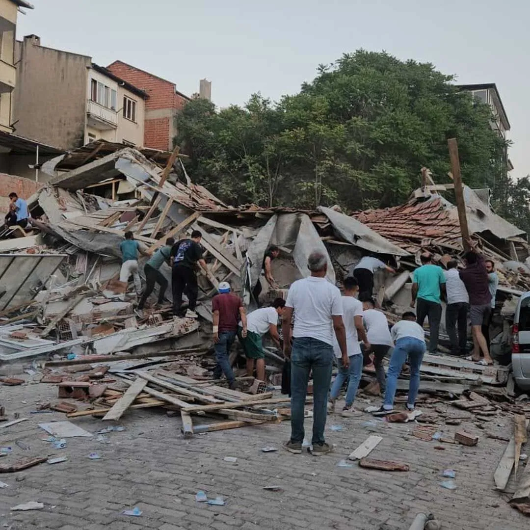 Balikesirdeki Deprem Nedeniyle Bazi Binalar Yikildi 1
