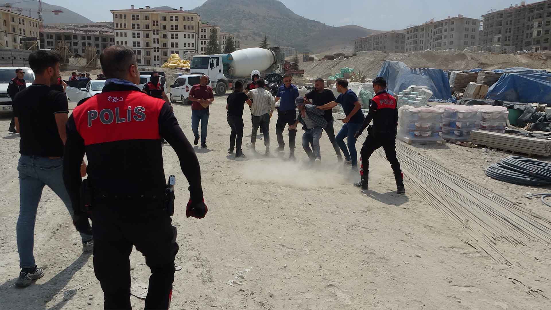 Battalgazi'de Şantiyede Silahlı Ve Bıçaklı Kavga, 2’Si Ağır 7 Yaralı