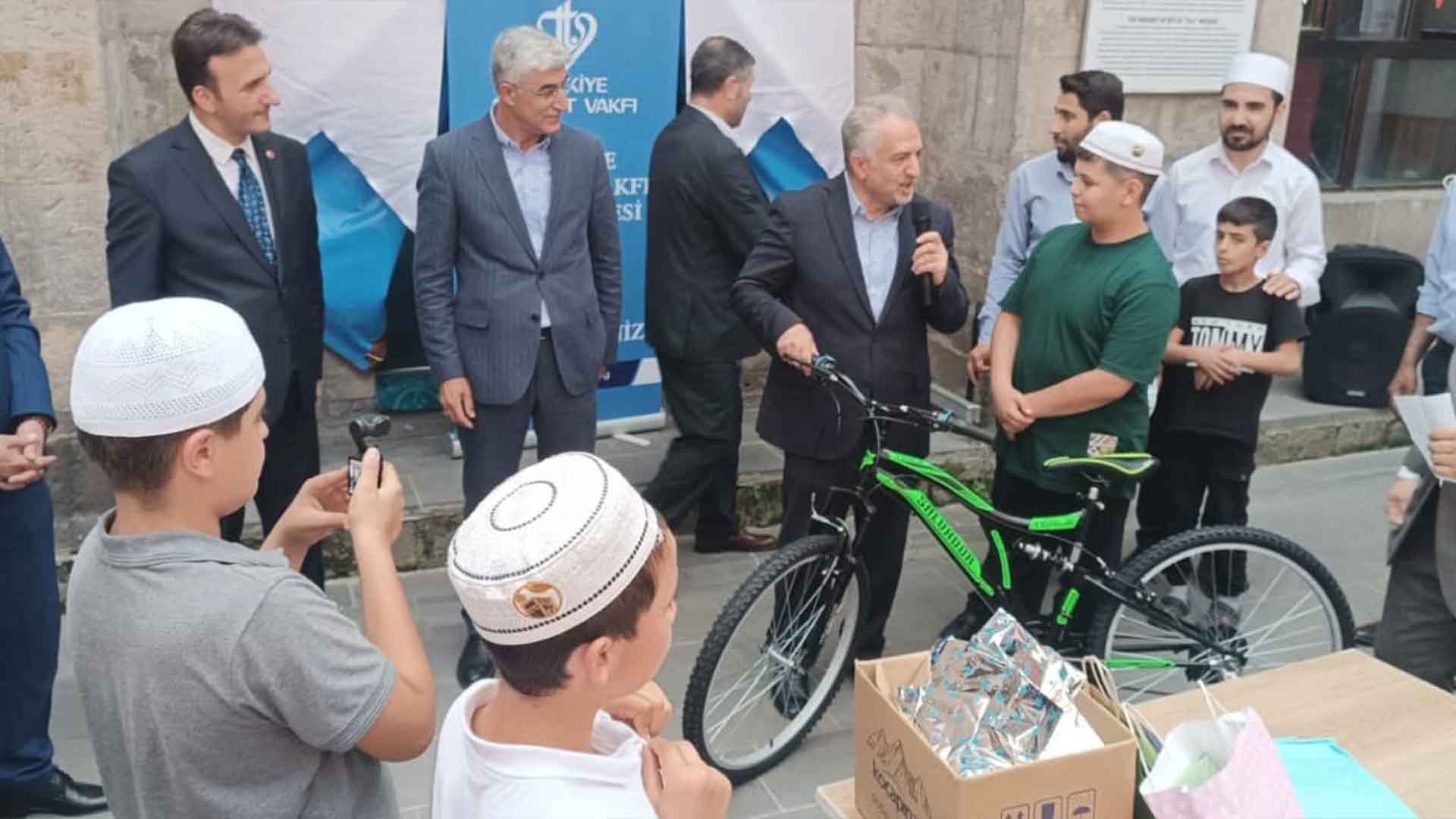 Bitlis Ulu Camii’nde Yaz Kur’an Kursu Öğrencilerine Hediyeler Verildi 2