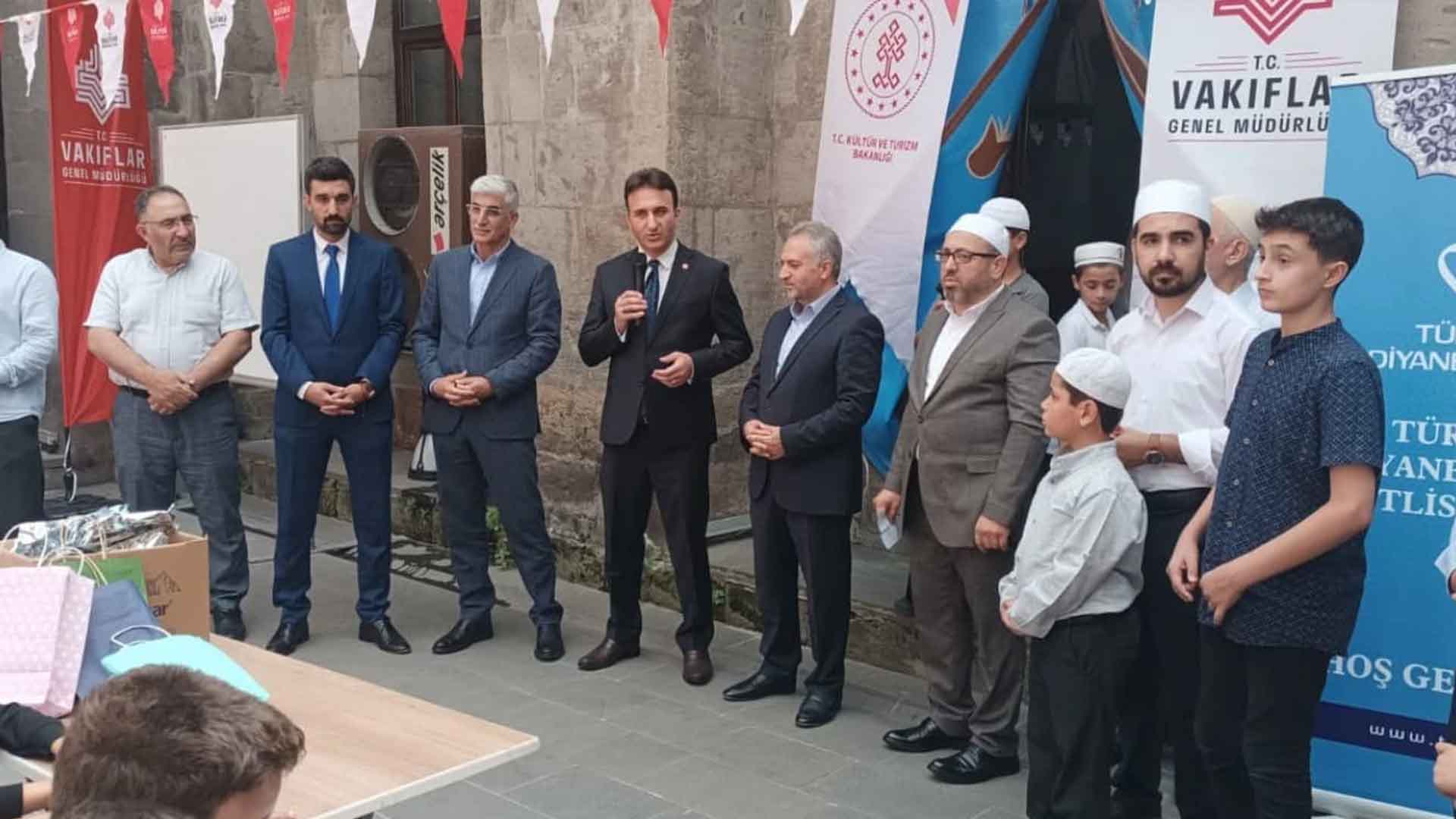 Bitlis Ulu Camii’nde Yaz Kur’an Kursu Öğrencilerine Hediyeler Verildi