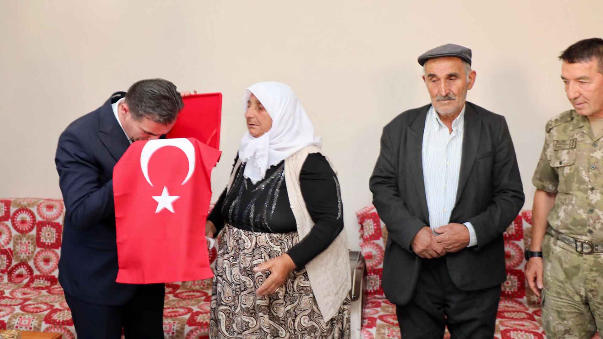 Bitlis Valisi Karakaya, Şehit Ailesine Ziyaret Etti 1