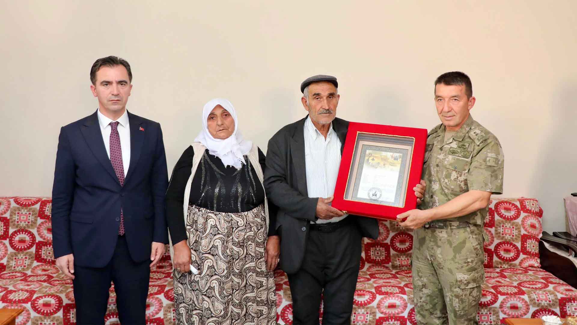 Bitlis Valisi Karakaya, Şehit Ailesine Ziyaret Etti 2