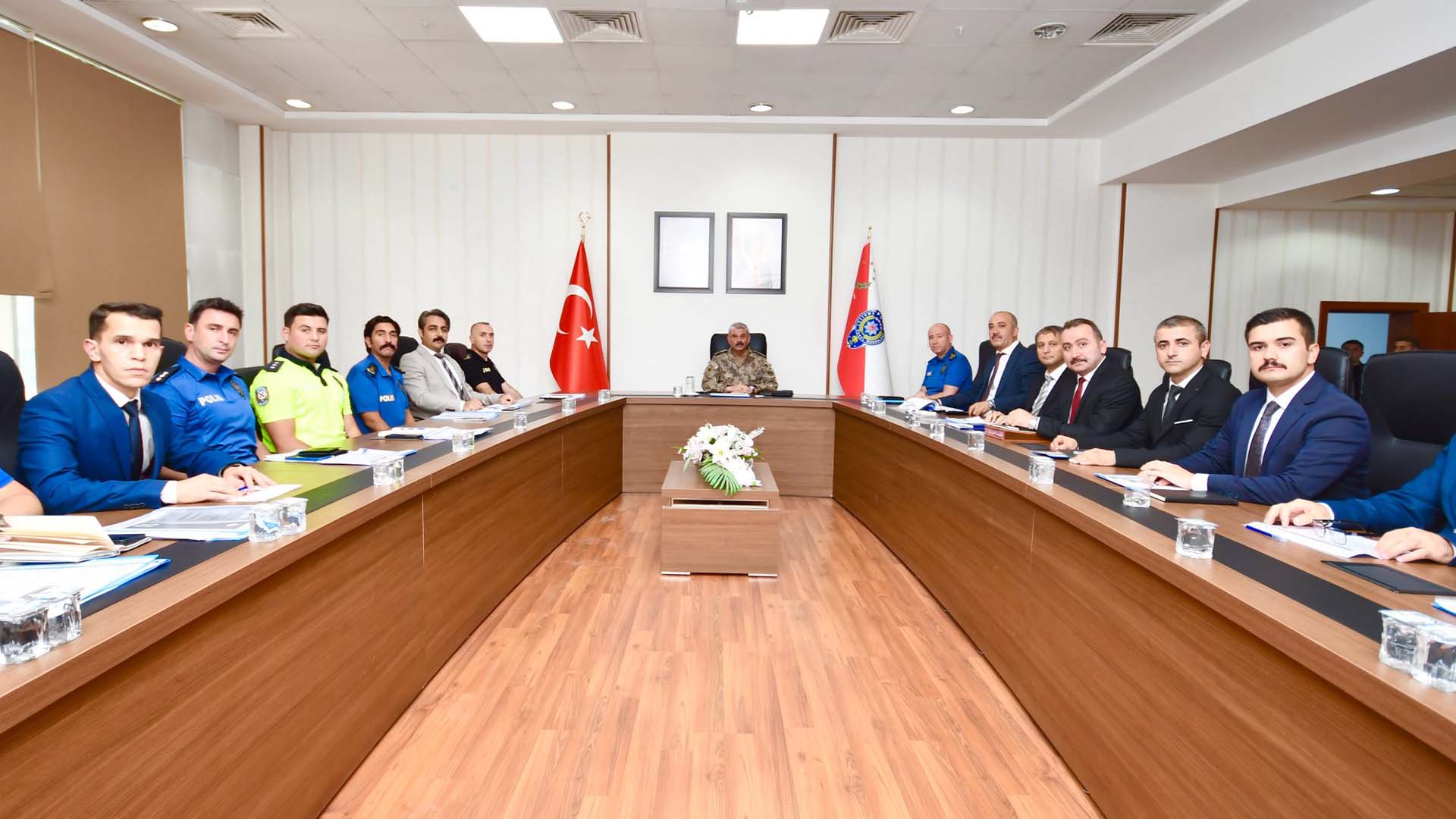 Bitlis'te İl Güvenlik Ve Asayiş Değerlendirme Toplantısı Yapıldı