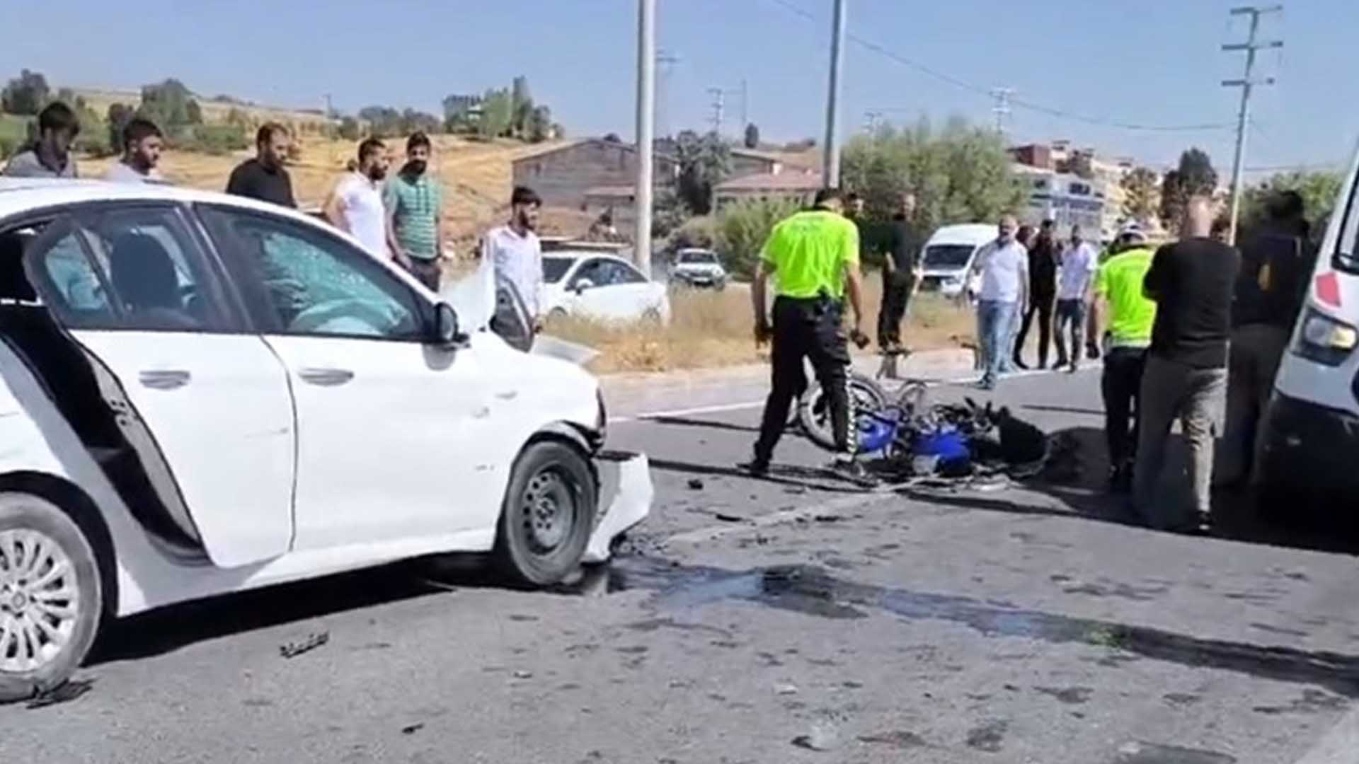 Bitlis'te Otomobil Motosiklete Çarptı, Baba Ile Oğlu Hayatını Kaybetti 1
