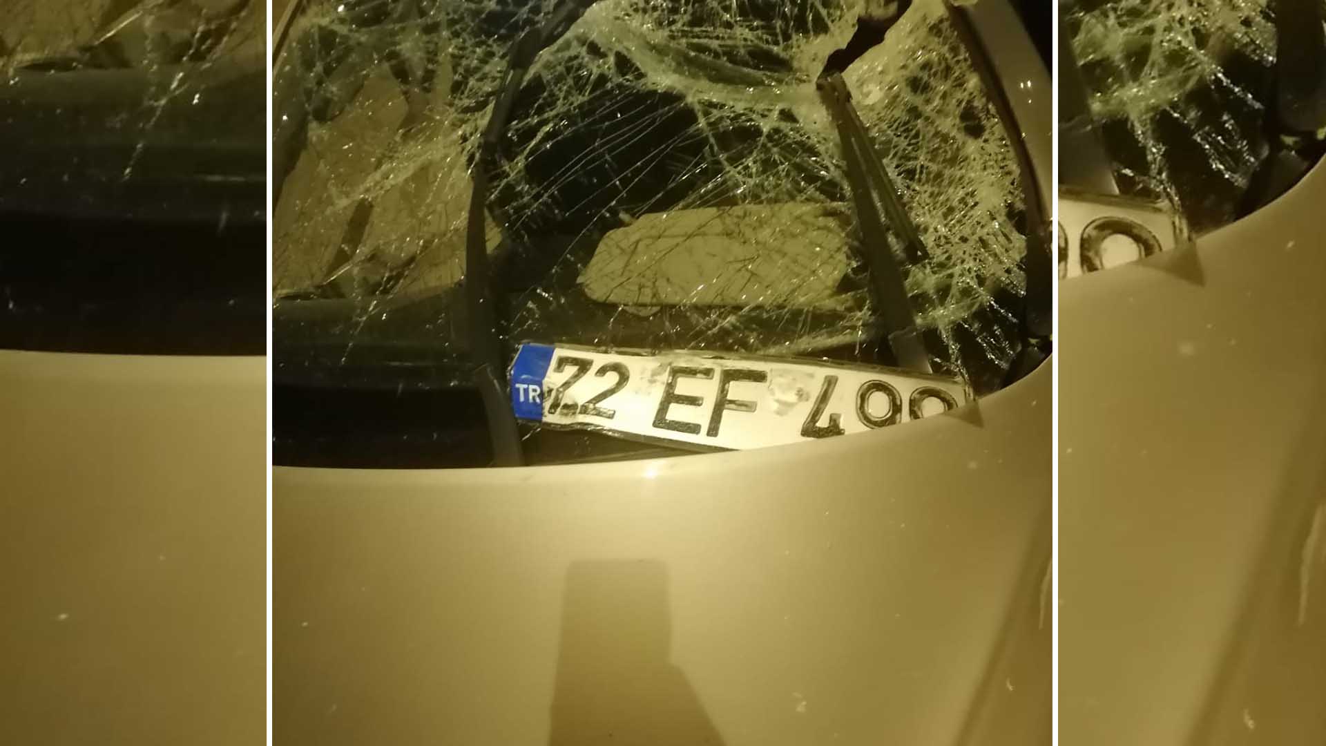 Bitlis’te Sollama Yapan Otomobil Bariyerlere Çarptı, Sürücü Yaralandı 2