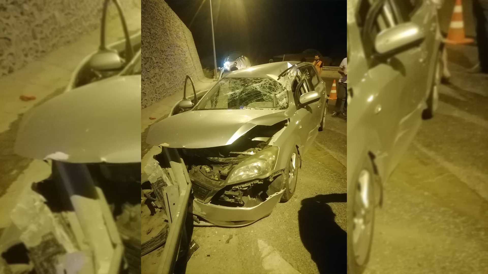 Bitlis’te Sollama Yapan Otomobil Bariyerlere Çarptı, Sürücü Yaralandı