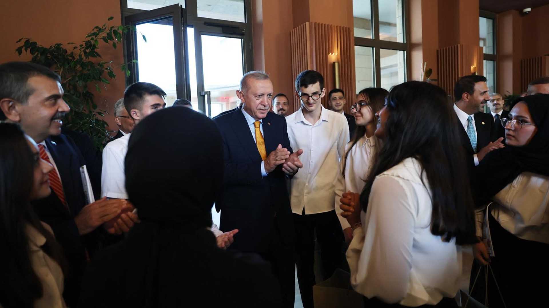 Cumhurbaşkanı Erdoğan, Ahlat’ta Öğrencilerle Buluştu 2