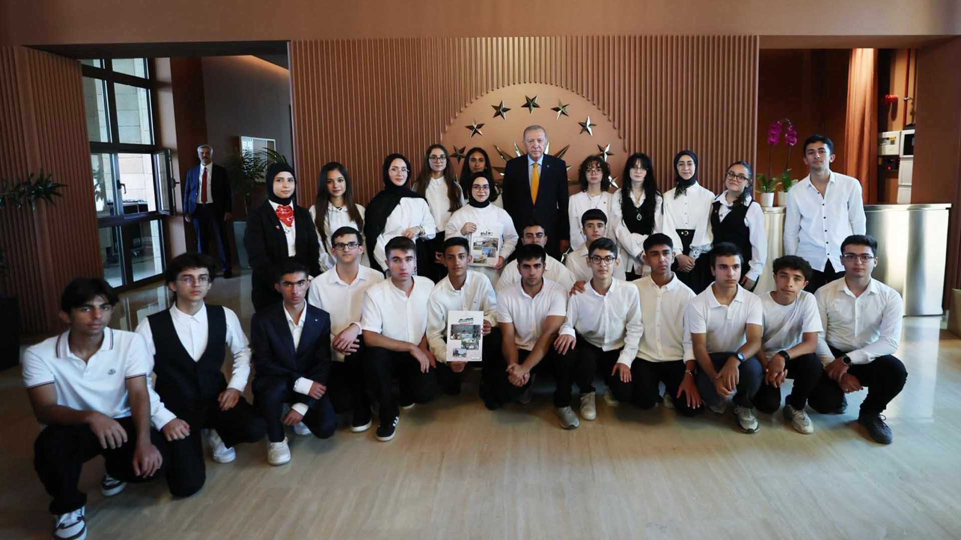 Cumhurbaşkanı Erdoğan, Ahlat’ta Öğrencilerle Buluştu