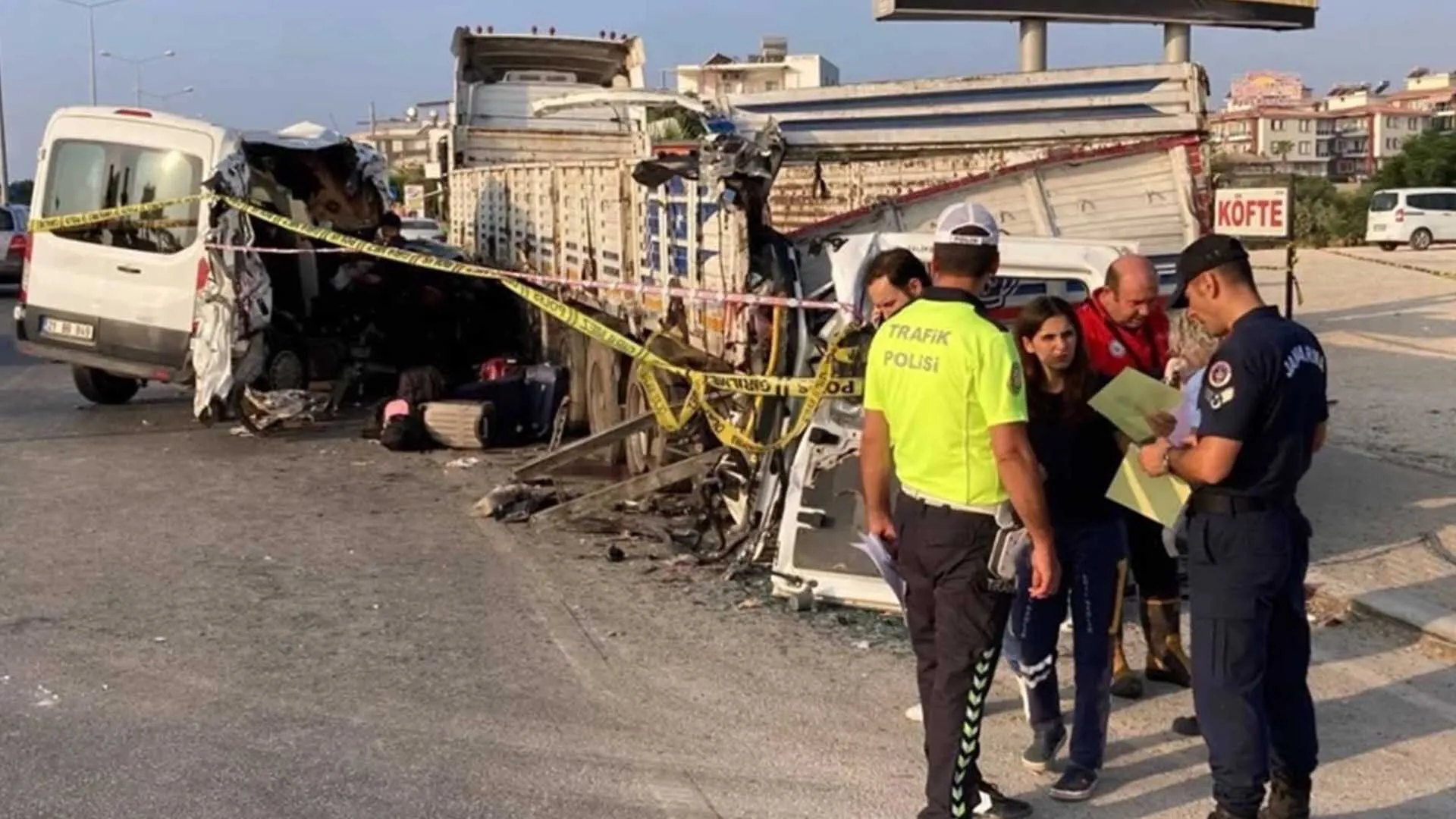 Diyarbakirdan Mersine Ogrenci Tasiyan Minibus Tira Carpti 2 Olu 10 Yarali 1