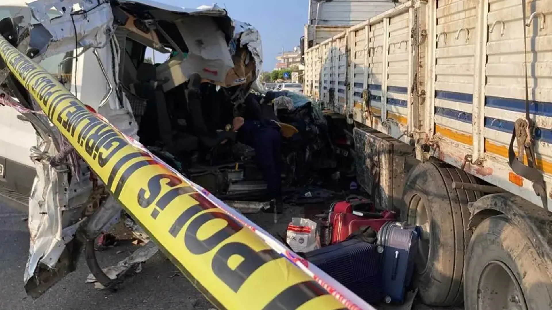 Diyarbakirdan Mersine Ogrenci Tasiyan Minibus Tira Carpti 2 Olu 10 Yarali 2