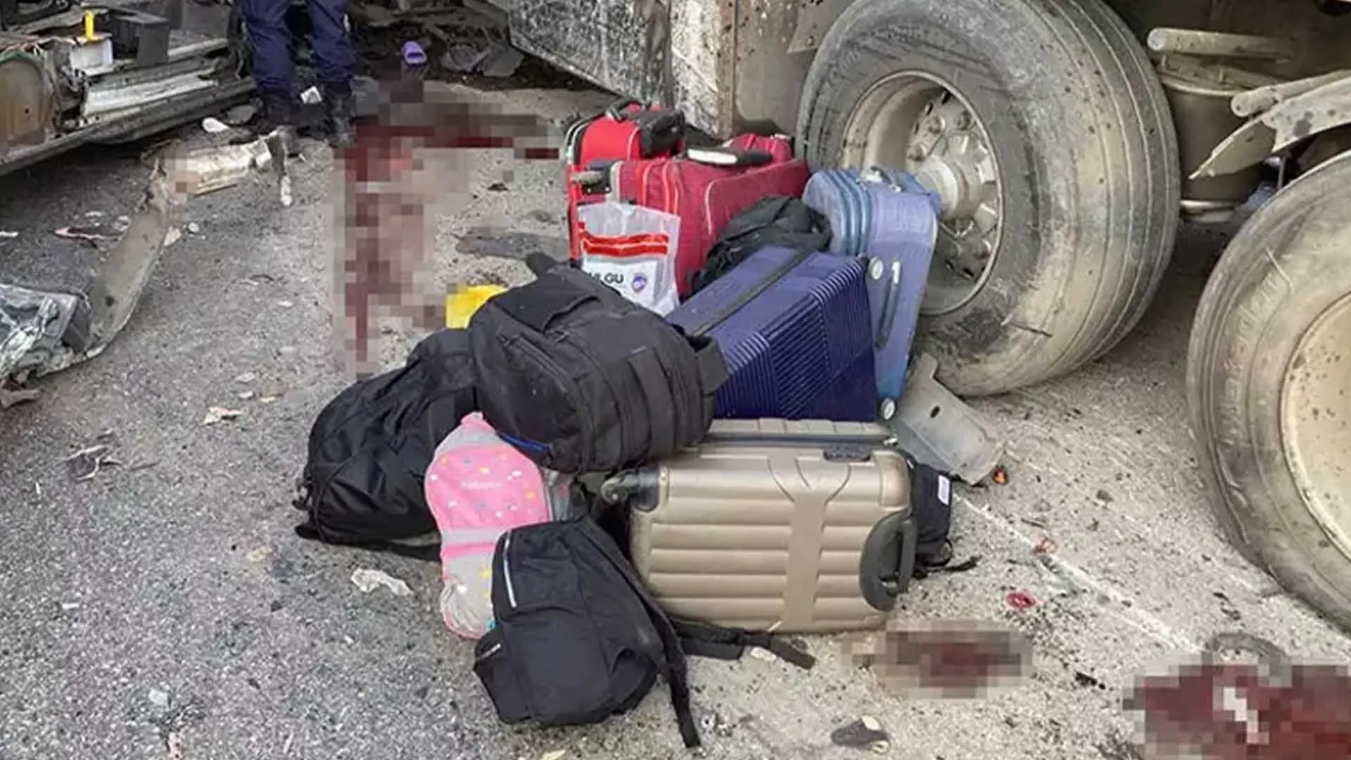 Diyarbakirdan Mersine Ogrenci Tasiyan Minibus Tira Carpti 2 Olu 10 Yarali 3