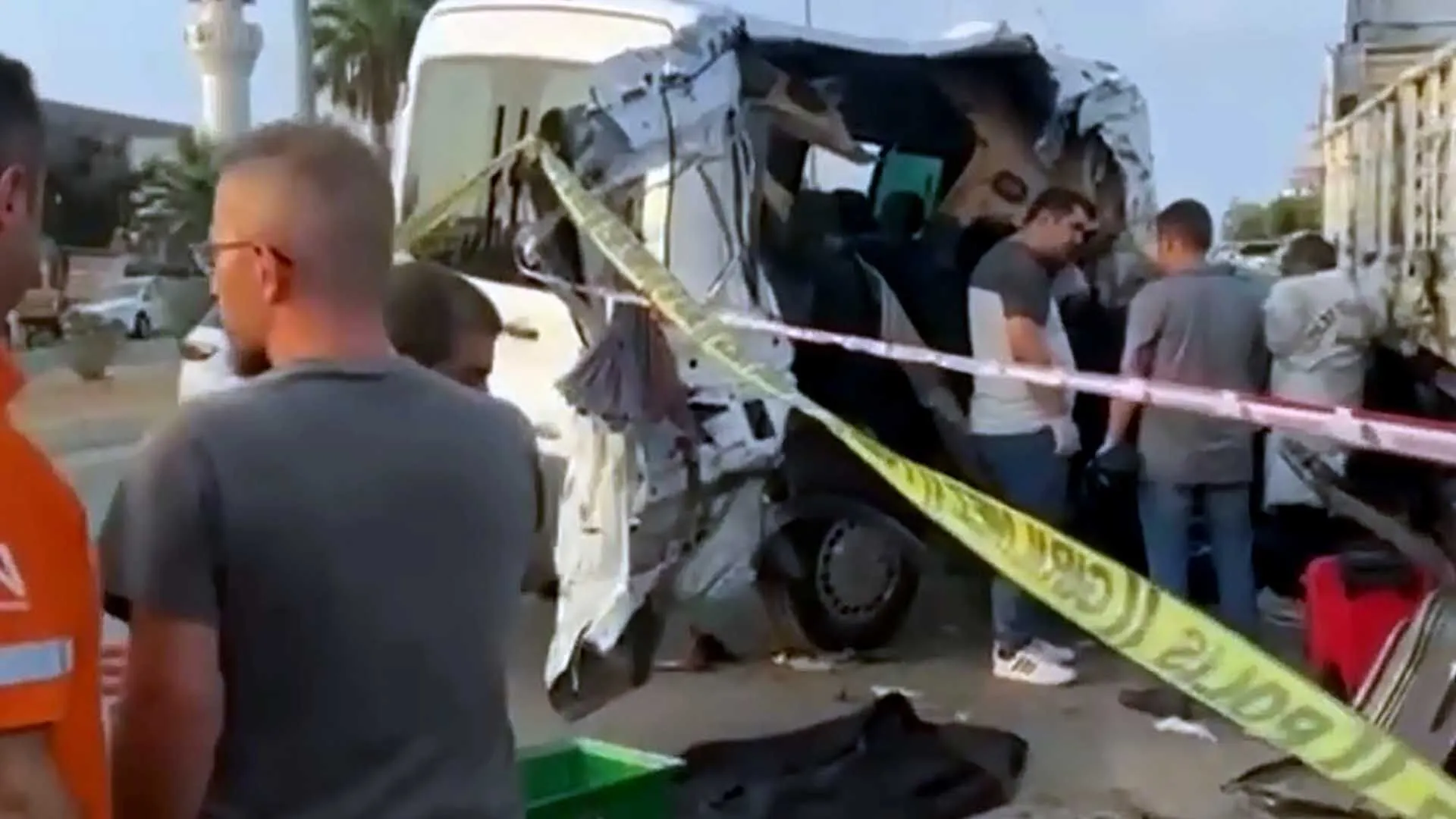 Diyarbakirdan Mersine Ogrenci Tasiyan Minibus Tira Carpti 2 Olu 10 Yarali 4