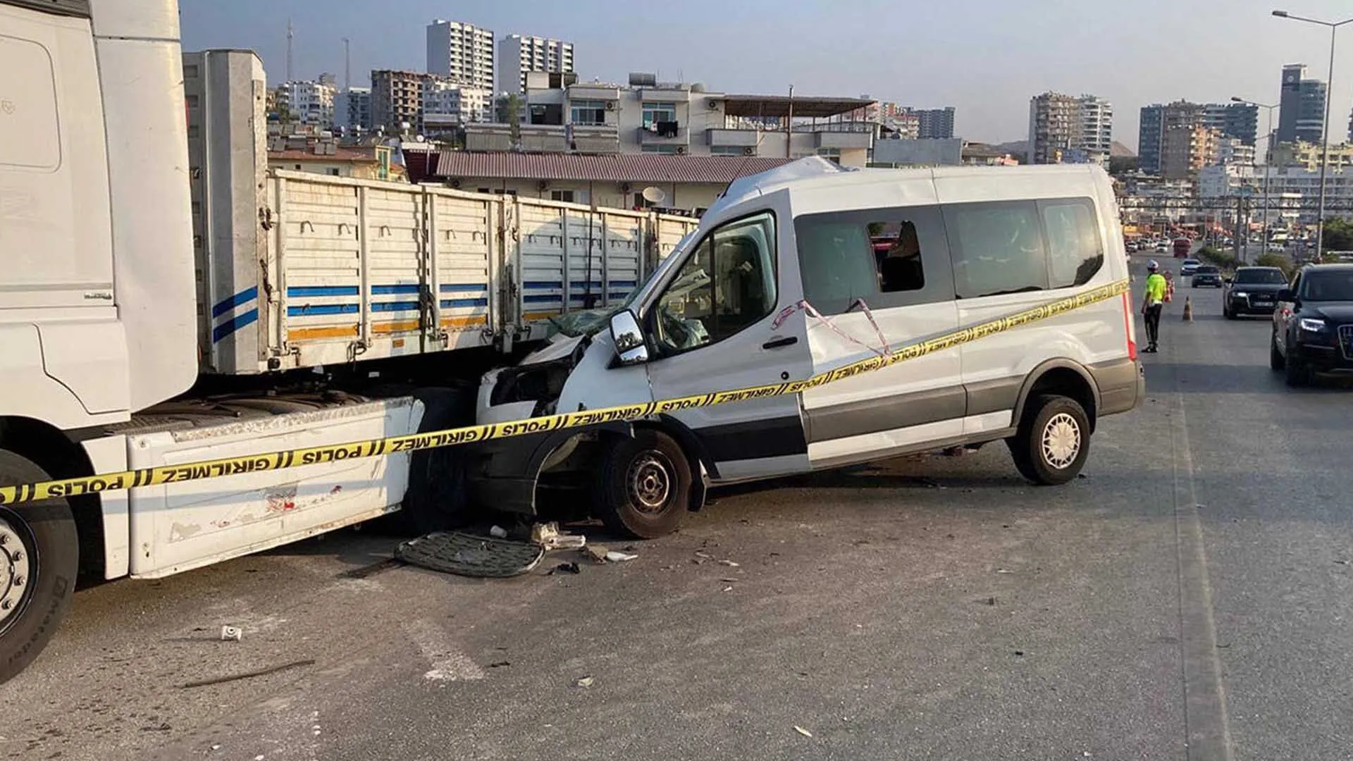 Diyarbakirdan Mersine Ogrenci Tasiyan Minibus Tira Carpti 2 Olu 10 Yarali 5