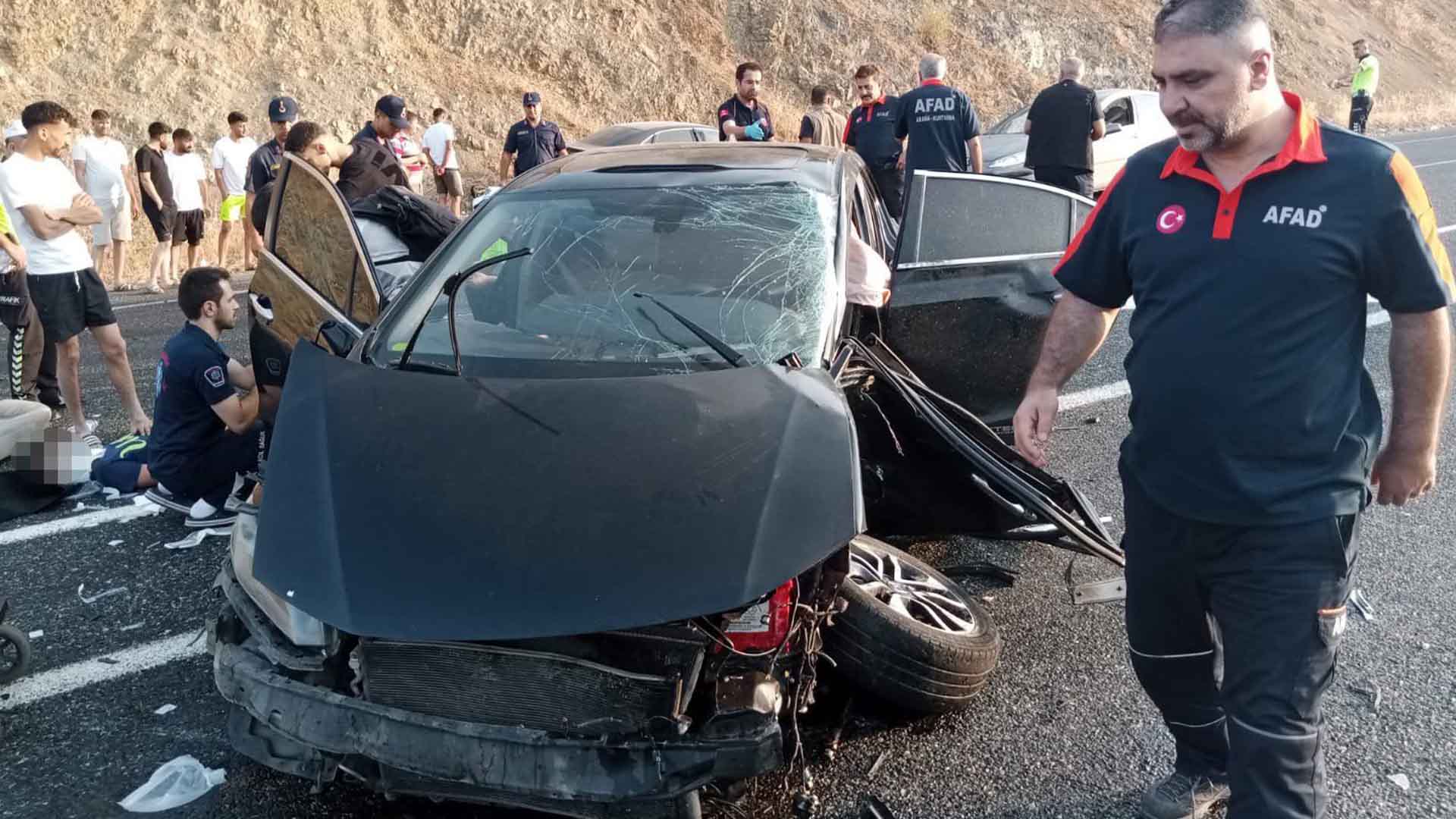 Elazığ Diyarbakır Yolunda İki Otomobil Feci Çarpıştı, 1’I Ağır 6 Kişi Yaralandı 1