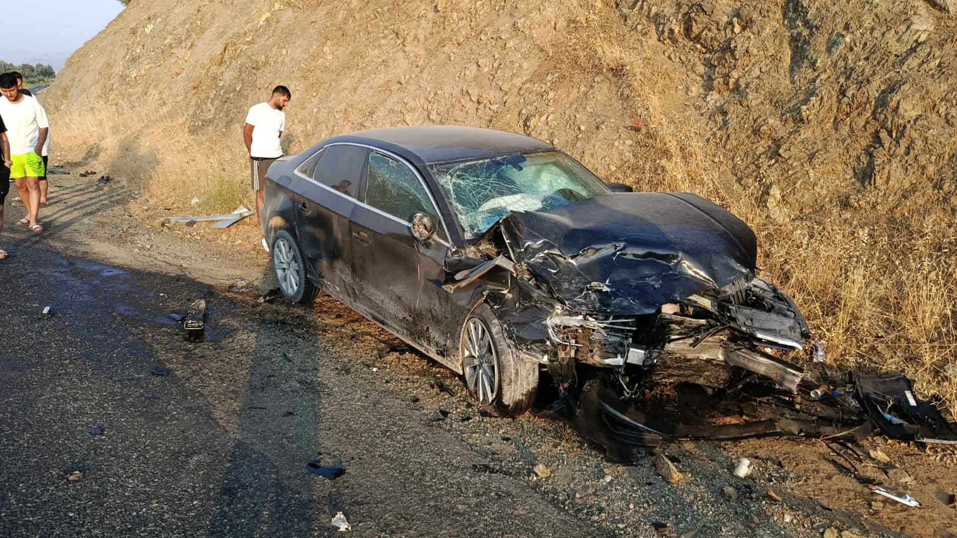 Elazığ Diyarbakır Yolunda İki Otomobil Feci Çarpıştı, 1’I Ağır 6 Kişi Yaralandı 2