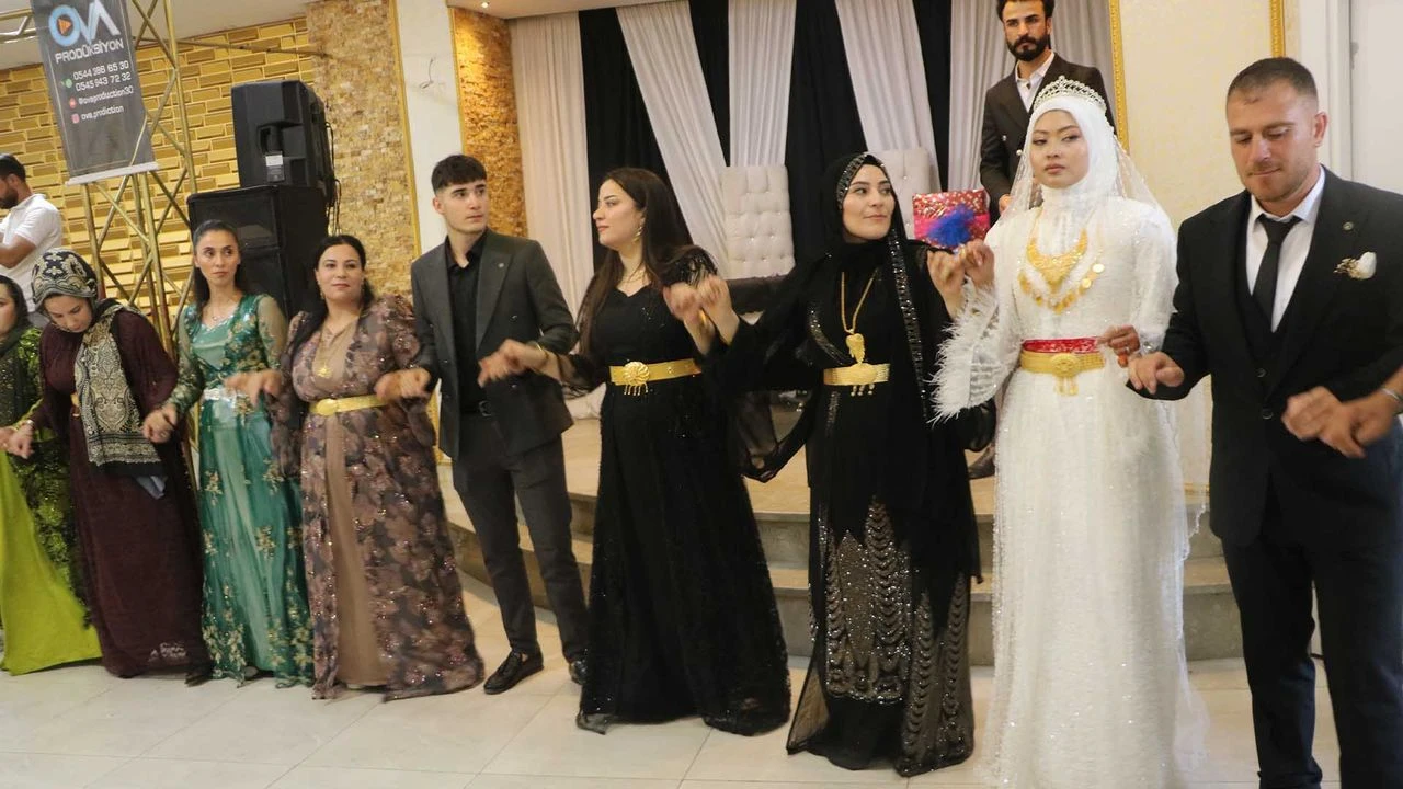 Endonezyadan Turist Olarak Geldi Istanbulda Kayboldu Hakkarinin Gelini Oldu