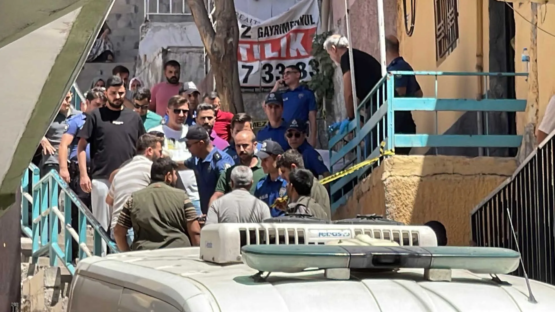 Genc Kari Koca Evde Silahla Vurulmus Halde Olu Bulundu 5 Yasindaki Cocuklari Kayip 1